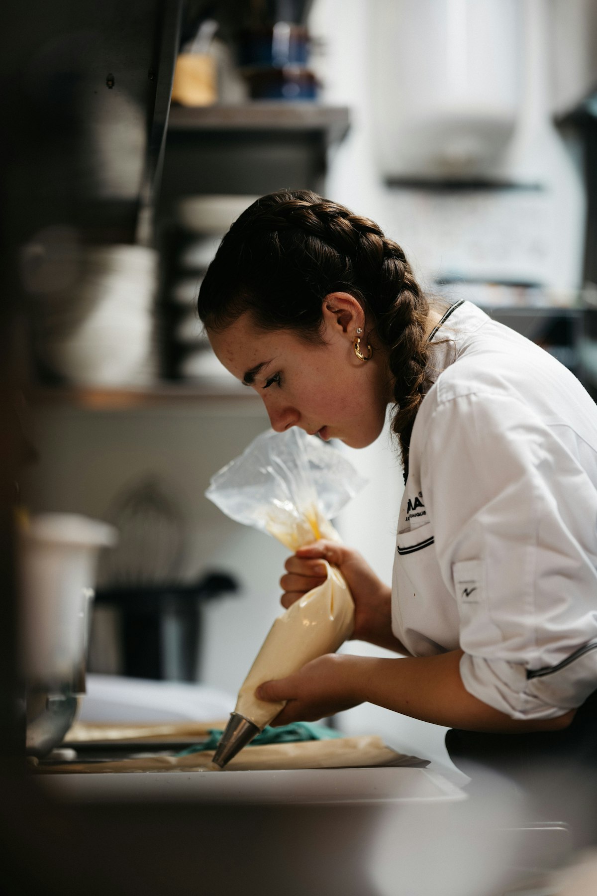 Mujer preparando alimentos en una cocina