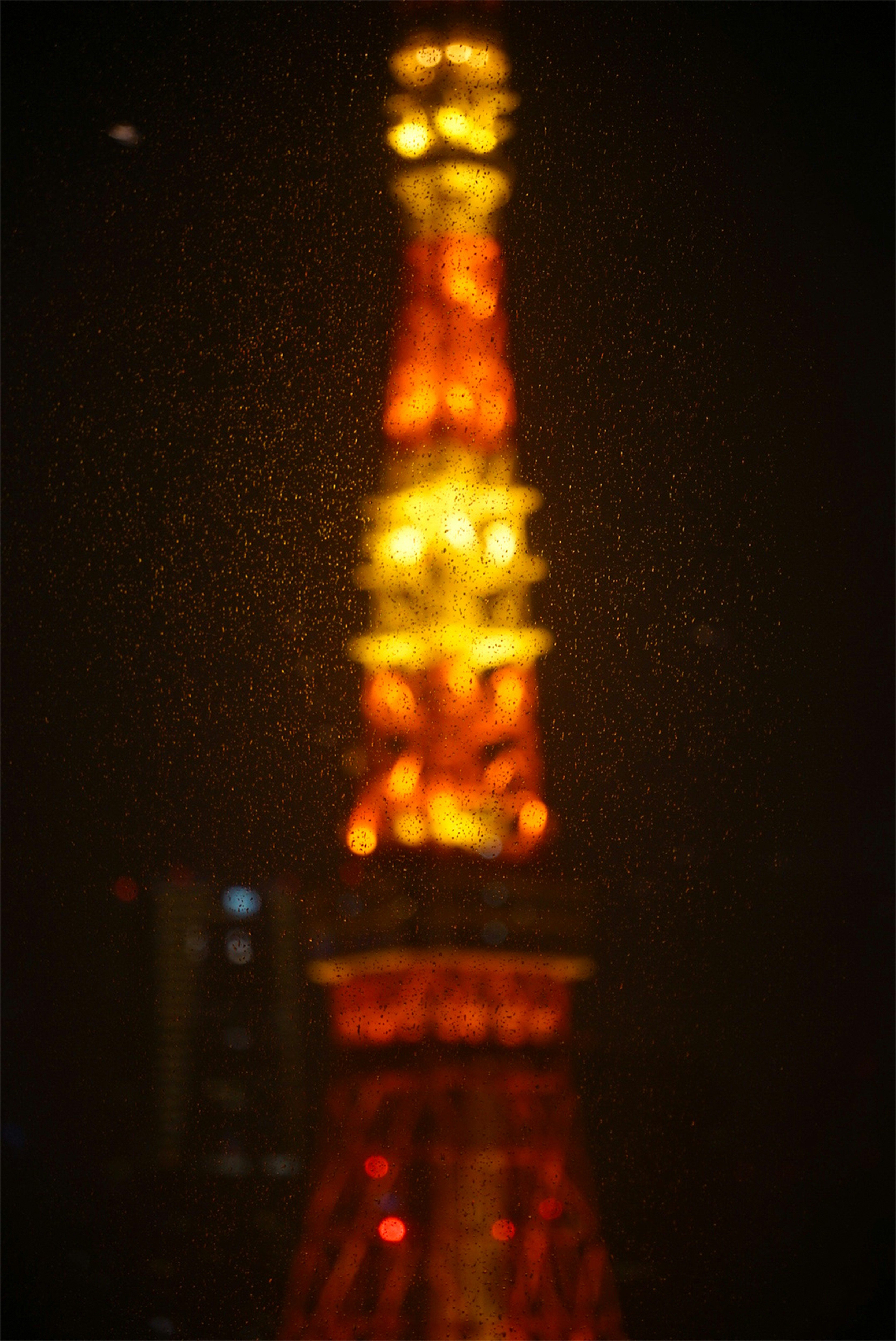 The eiffel tower is lit up at night photo – Free Tokyo Image on Unsplash