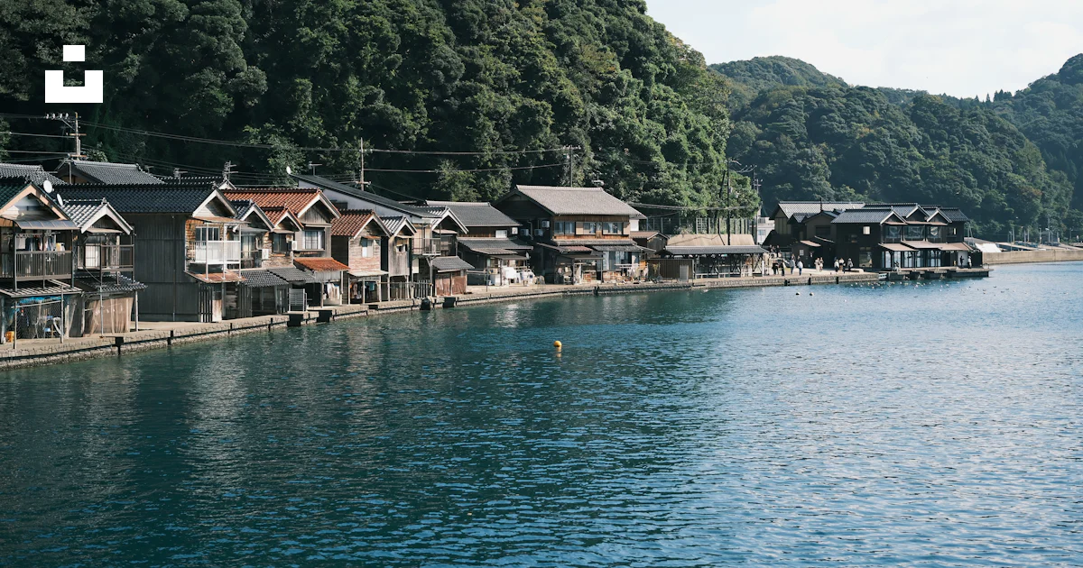 湖畔に佇む家々の写真 – Unsplashの京都の無料画像