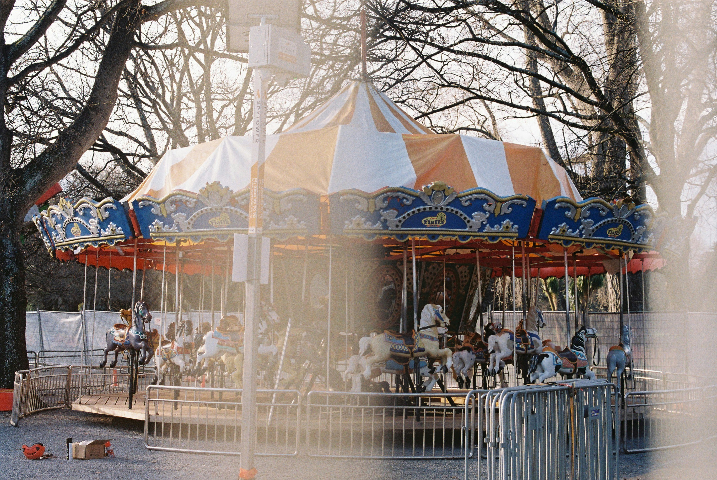 Ein Karussell mitten in einem Park