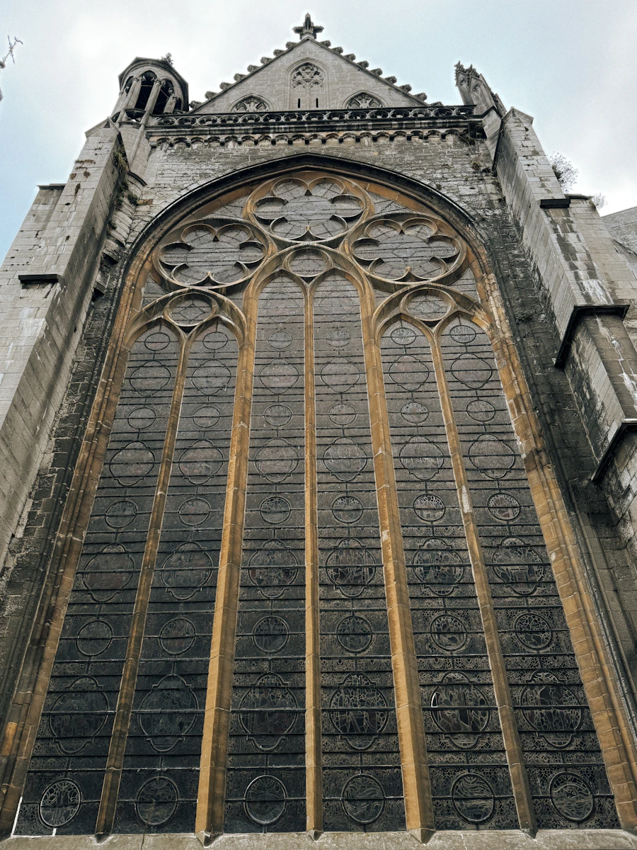 Готическое окно Collegiate Church of Notre-Dame в историческом центре Динана