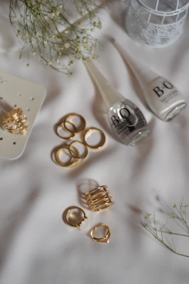 A table topped with lots of different types of jewelry