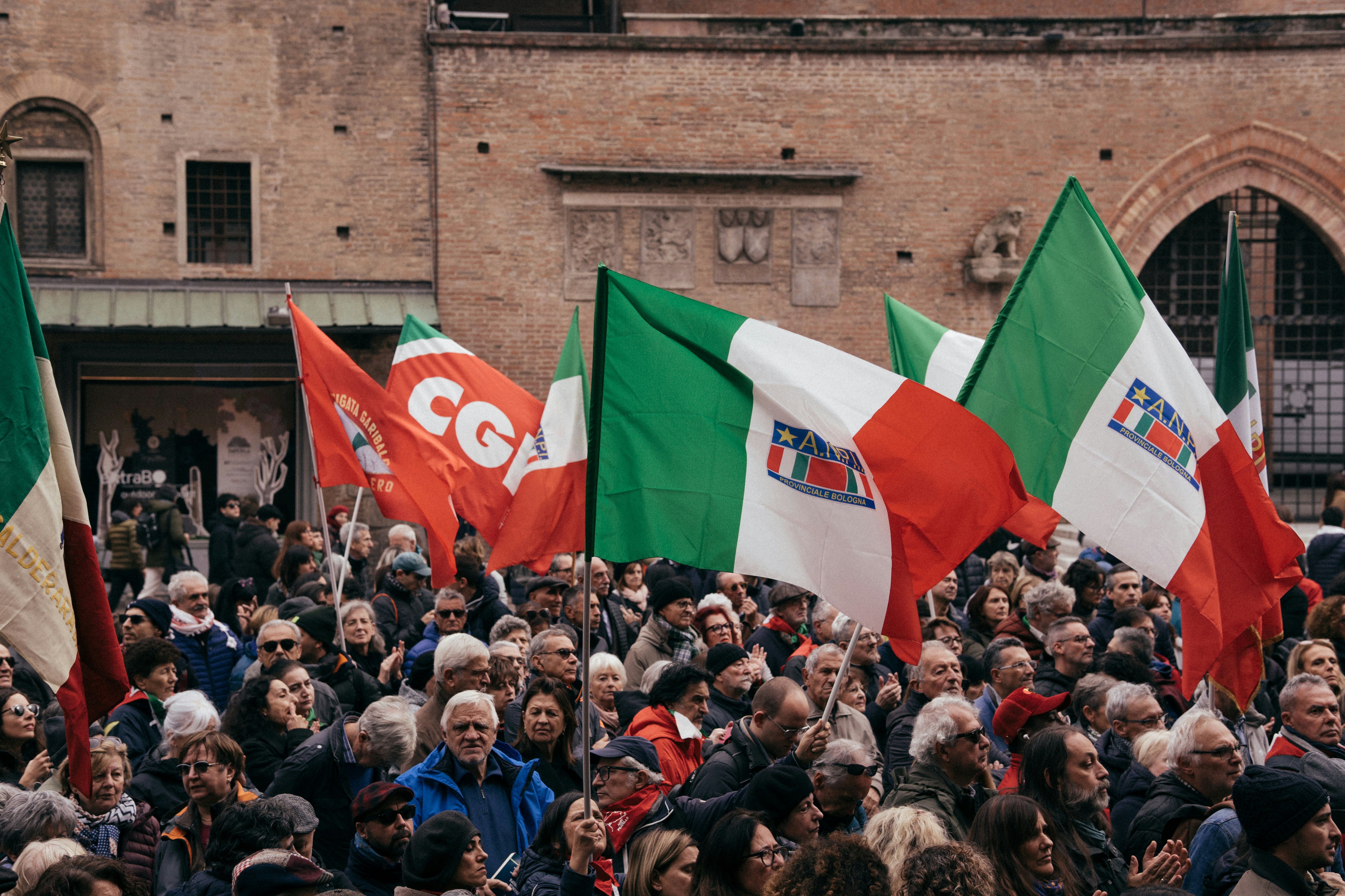 Presidio delle 11.30 in piazza del Nettuno, promosso dall’Anpi in segno di protesta verso il corteo di Rete dei patrioti e Casapound delle 14. Bologna 10 Novembre 2024.