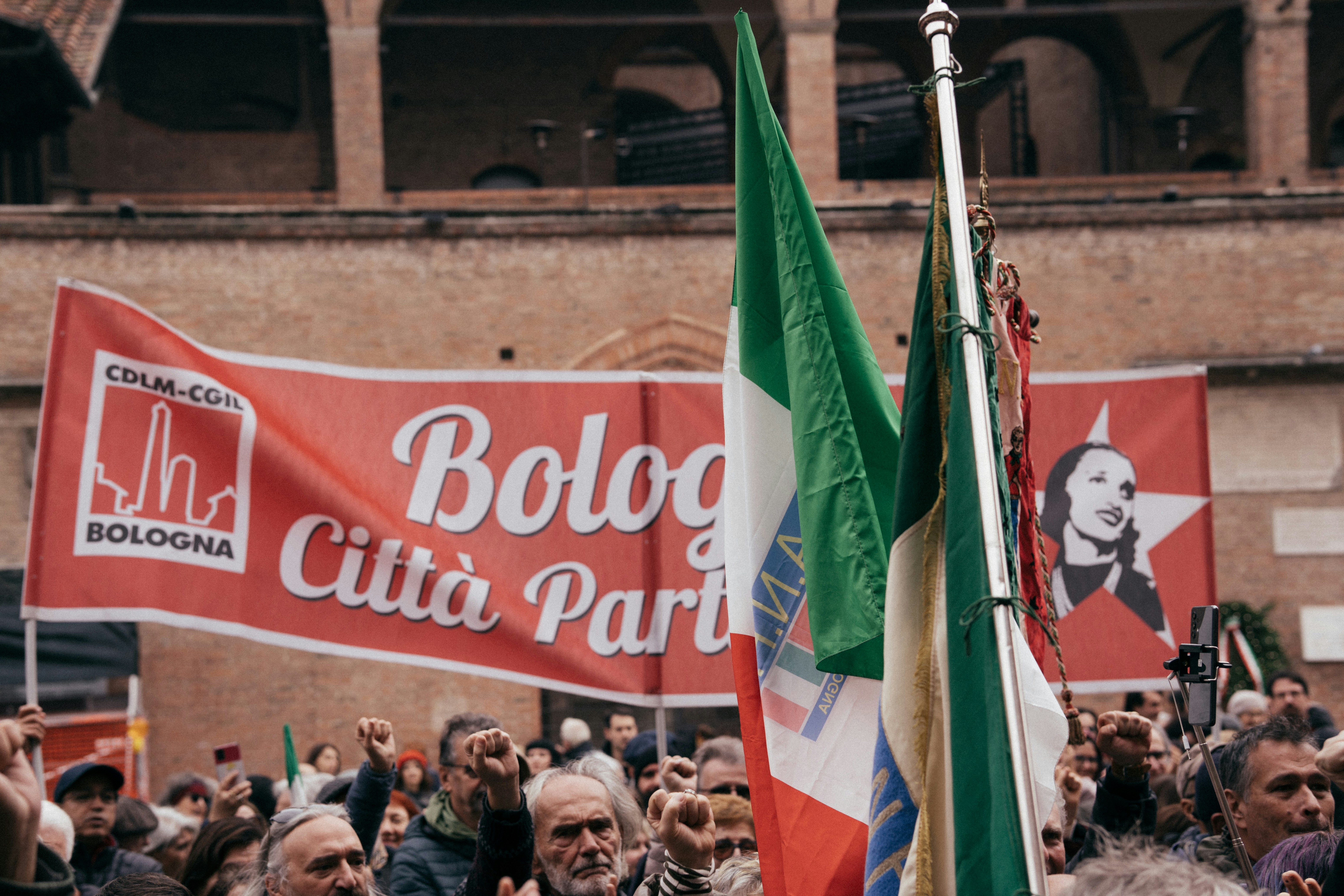 Um grande grupo de pessoas segurando bandeiras e banners