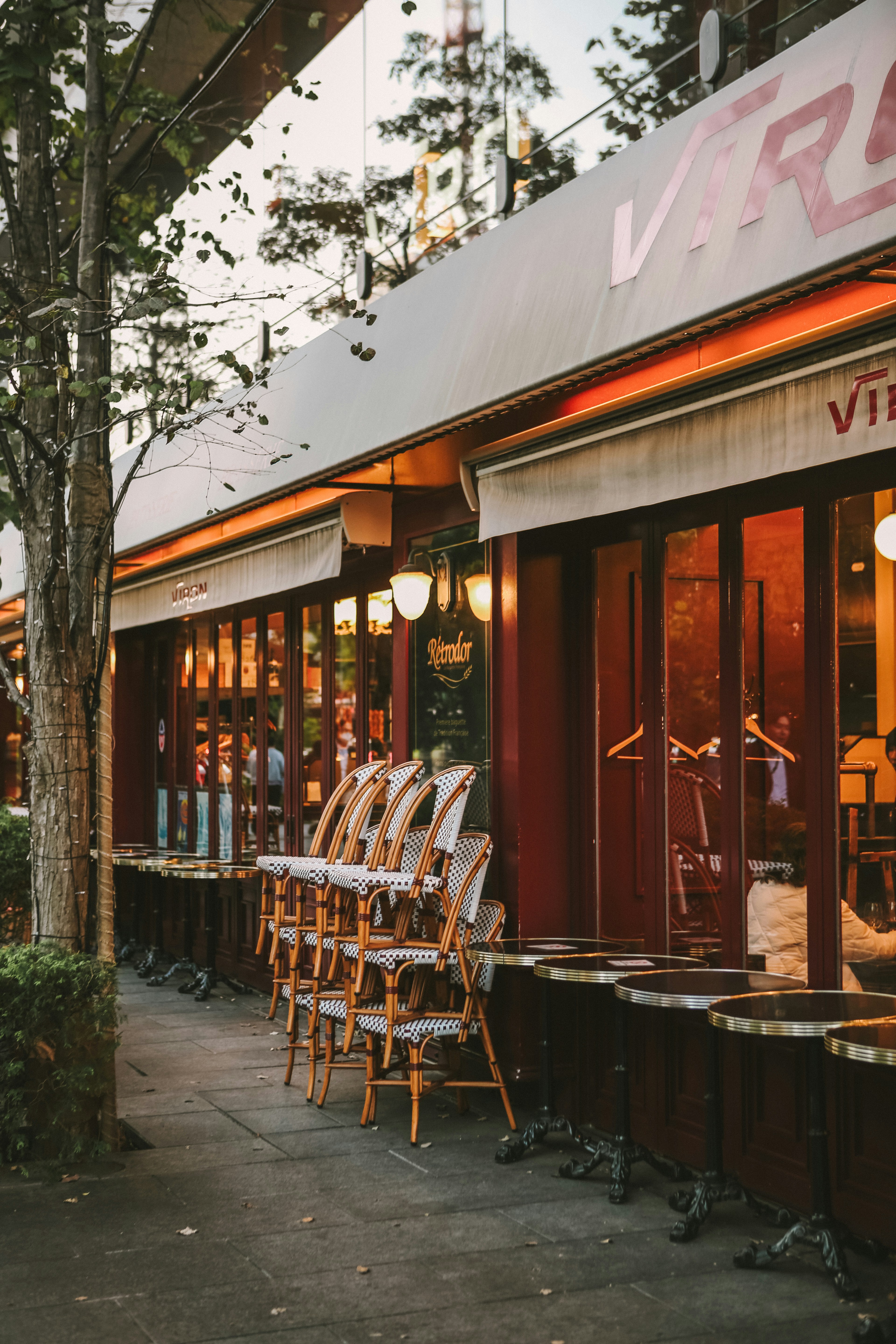 A row of chairs sitting outside of a restaurant