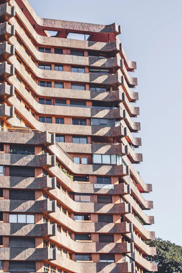 A very tall building with a lot of windows
