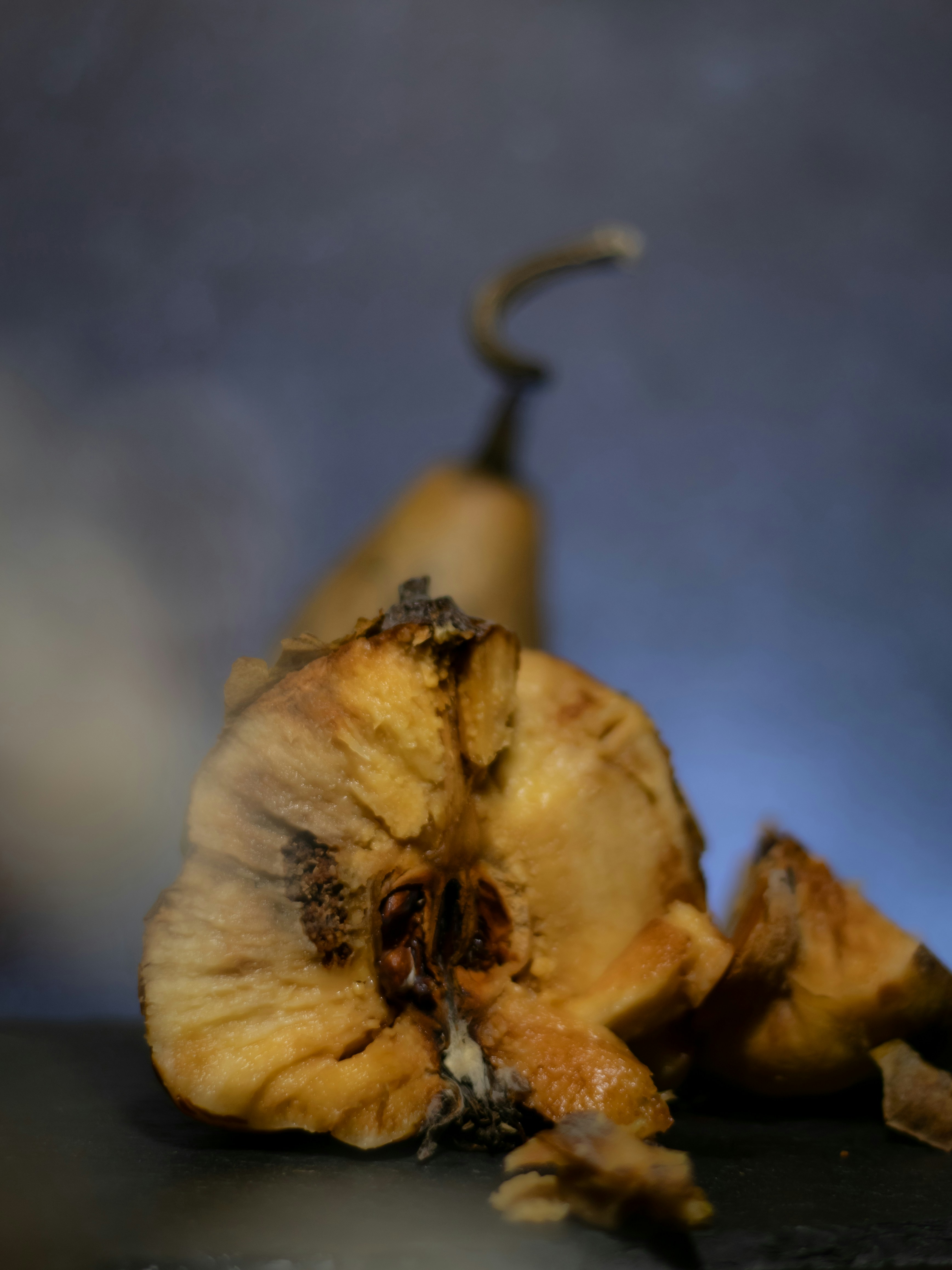 Uma banana meio comida sentada em cima de uma mesa