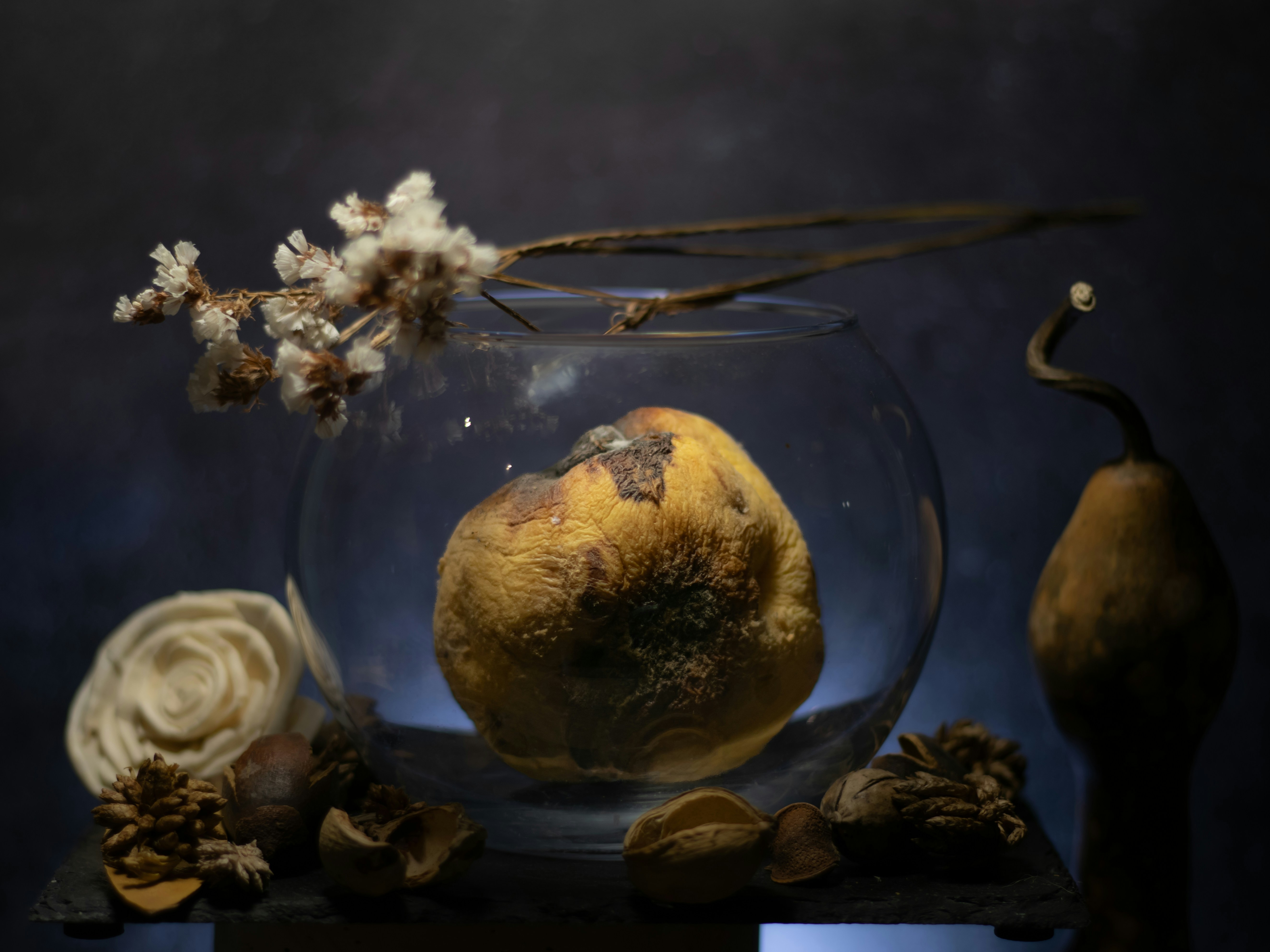 Uma tigela de vidro cheia de frutas e flores