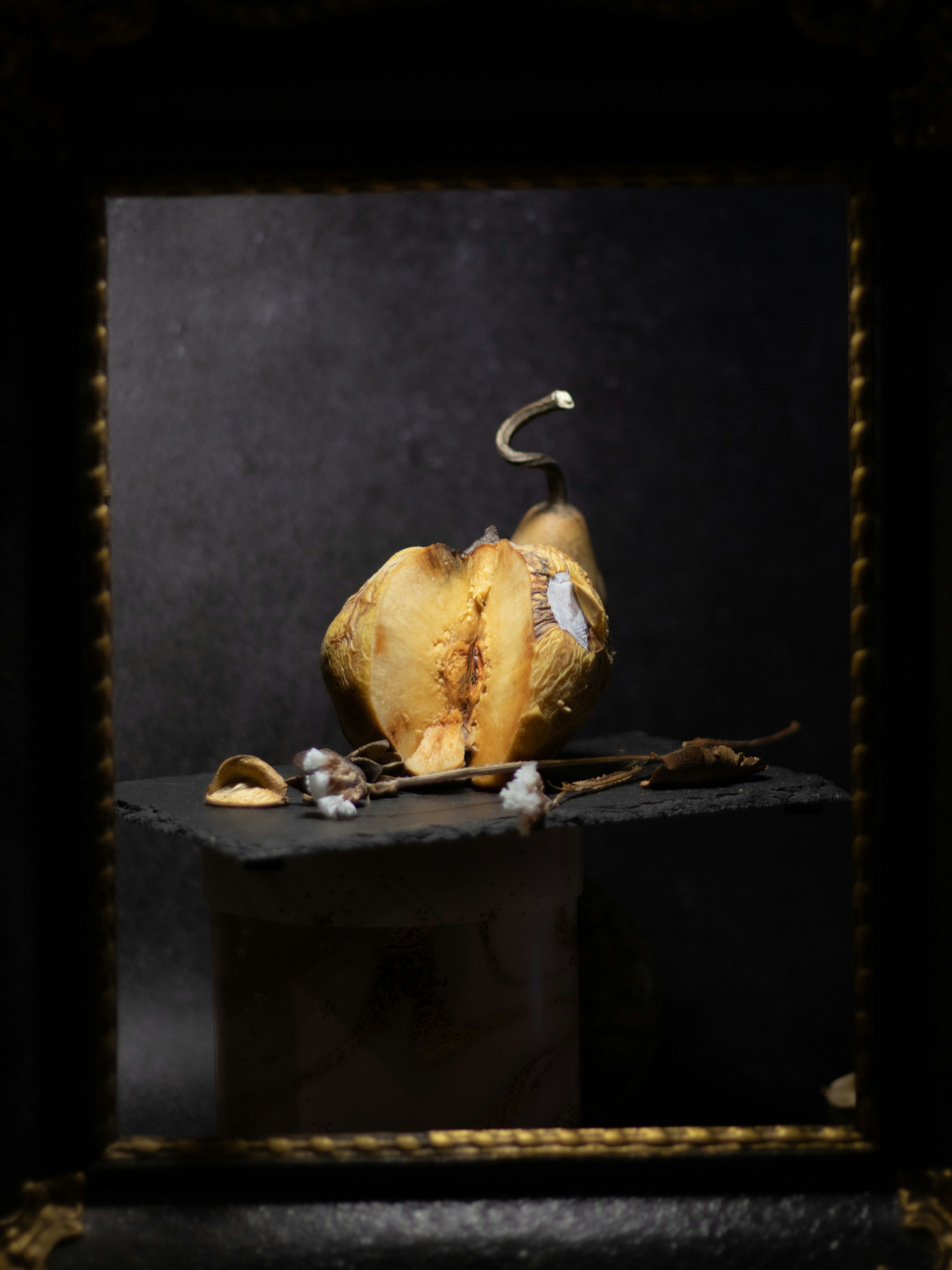 Uma foto de um pedaço de comida em uma mesa