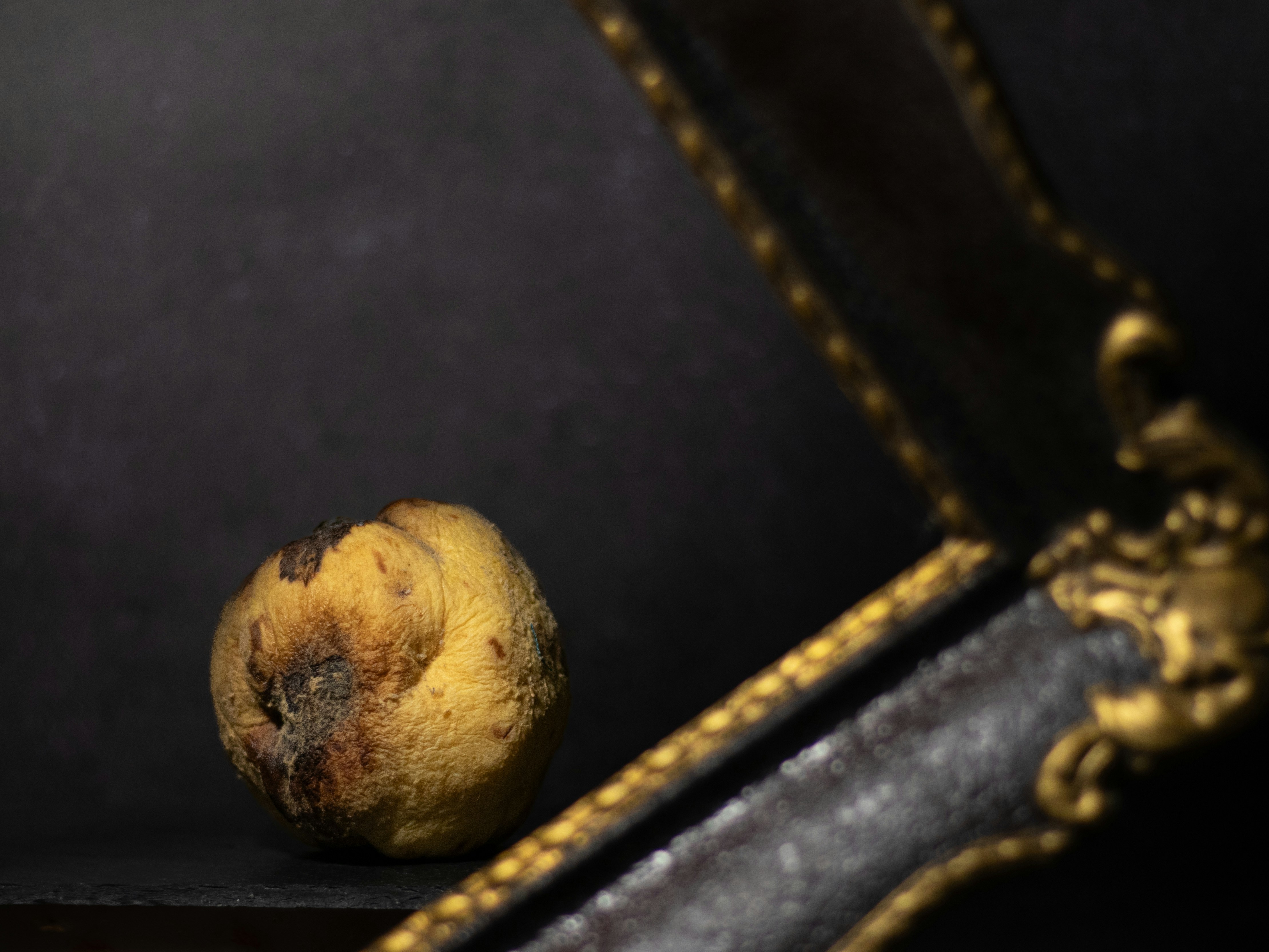 Uma maçã podre sentada em cima de uma tabela