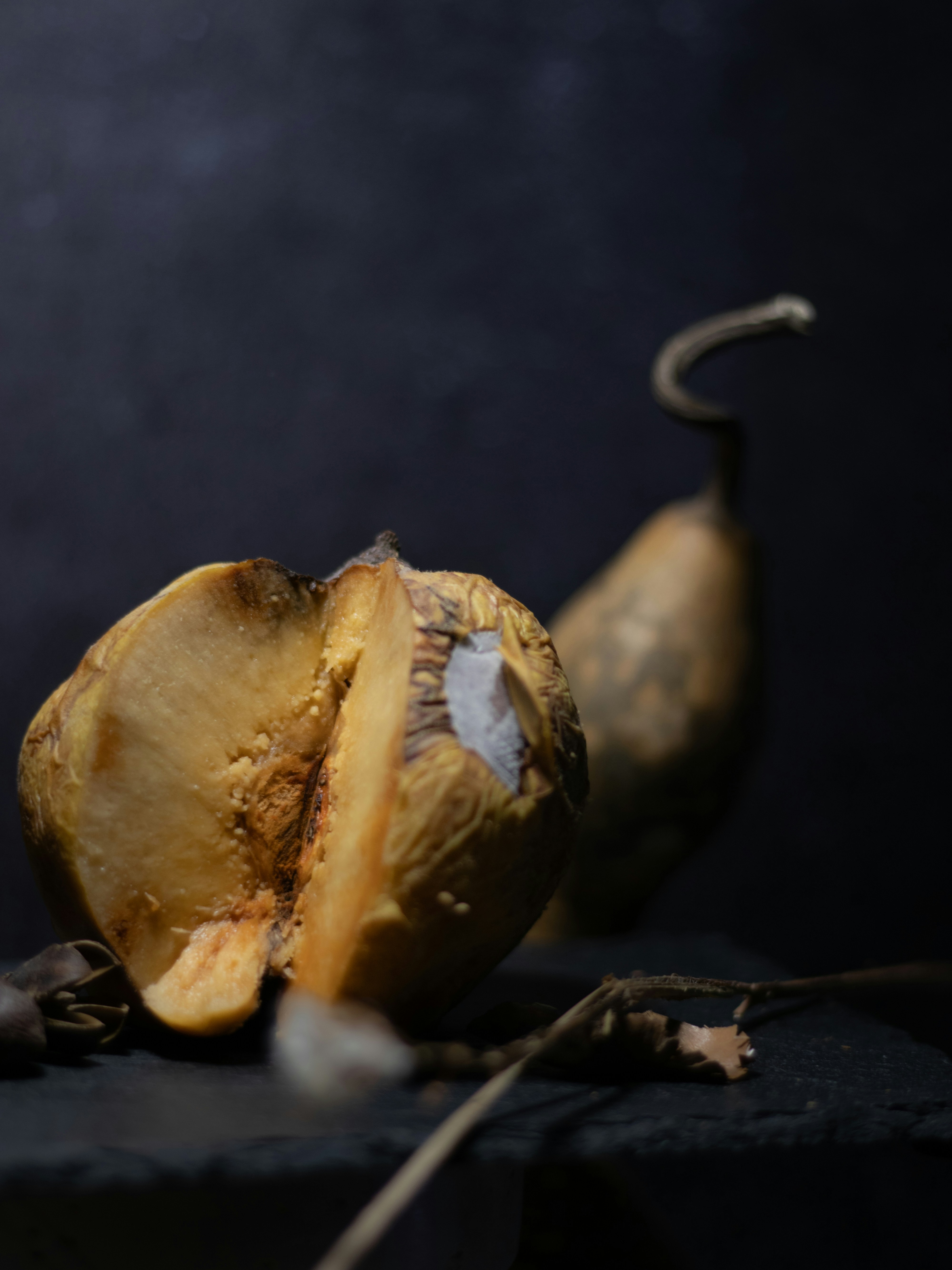Uma banana podre sentada em cima de uma tabela