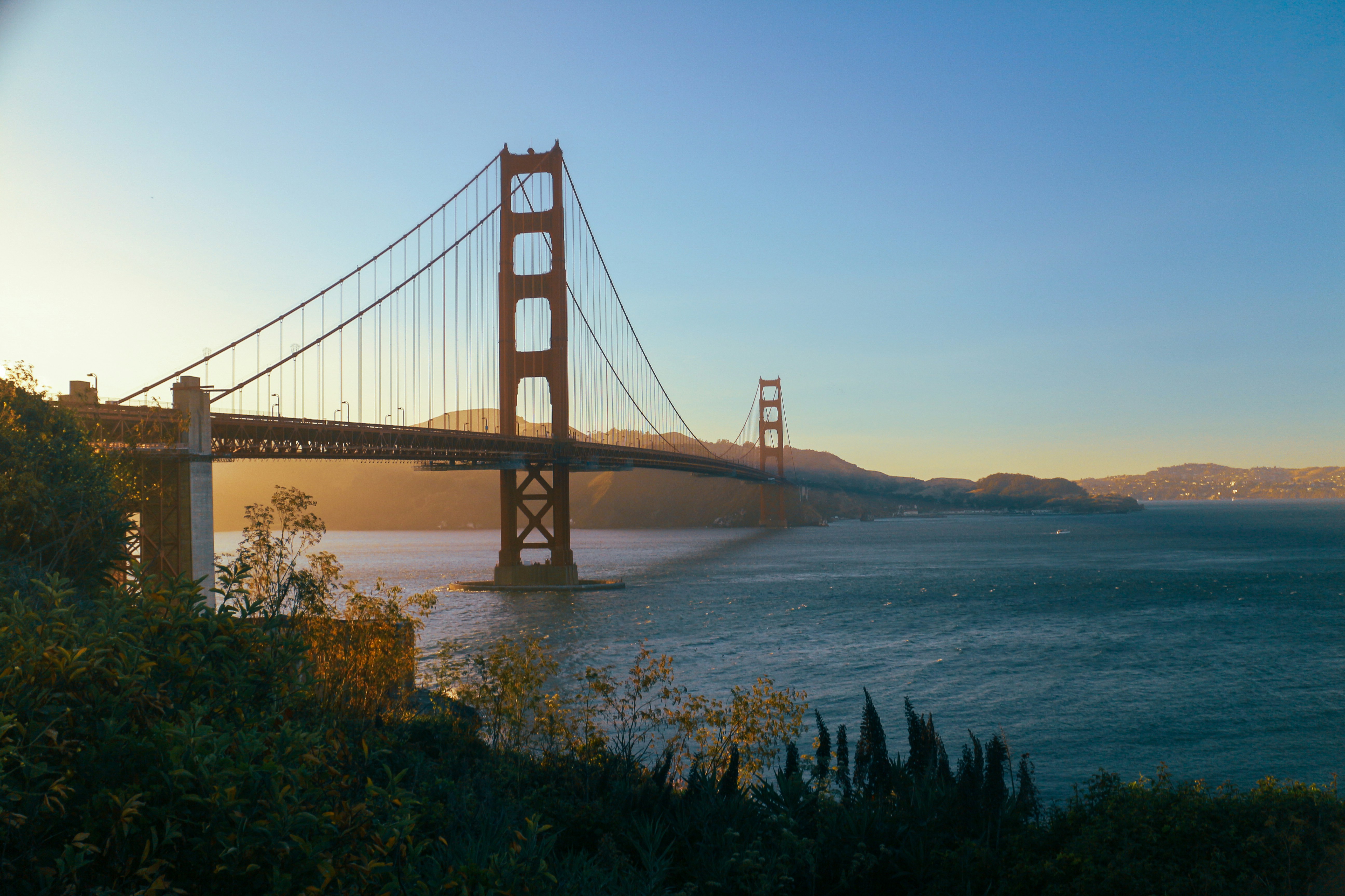 Une vue du Golden Gate Bridge au coucher du soleil