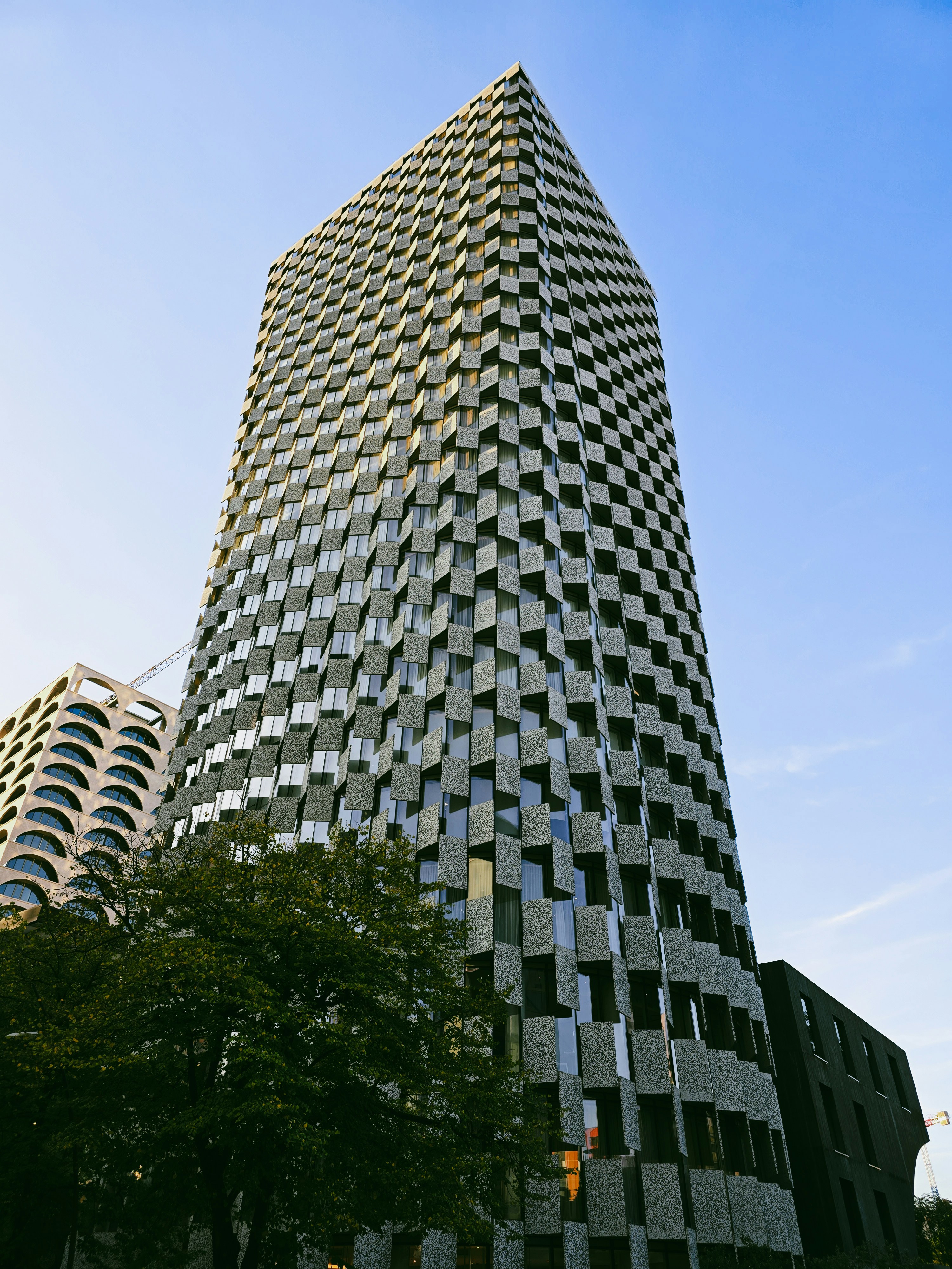 Ein sehr hohes Gebäude mit vielen Fenstern