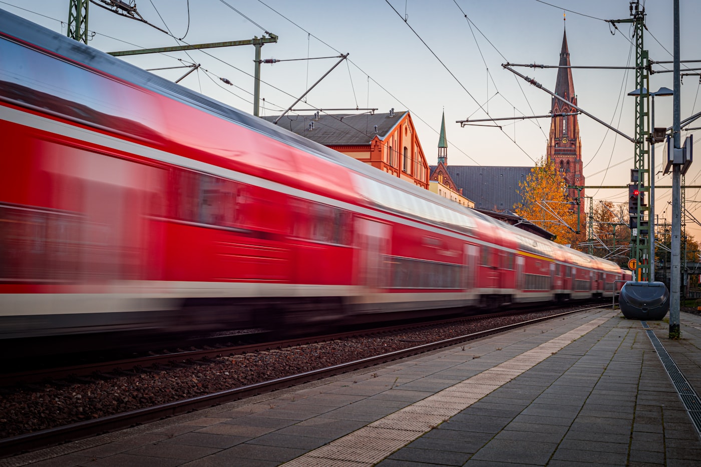 Roter Regionalzug am Bahnhof – bundesweit gültig im Nahverkehr