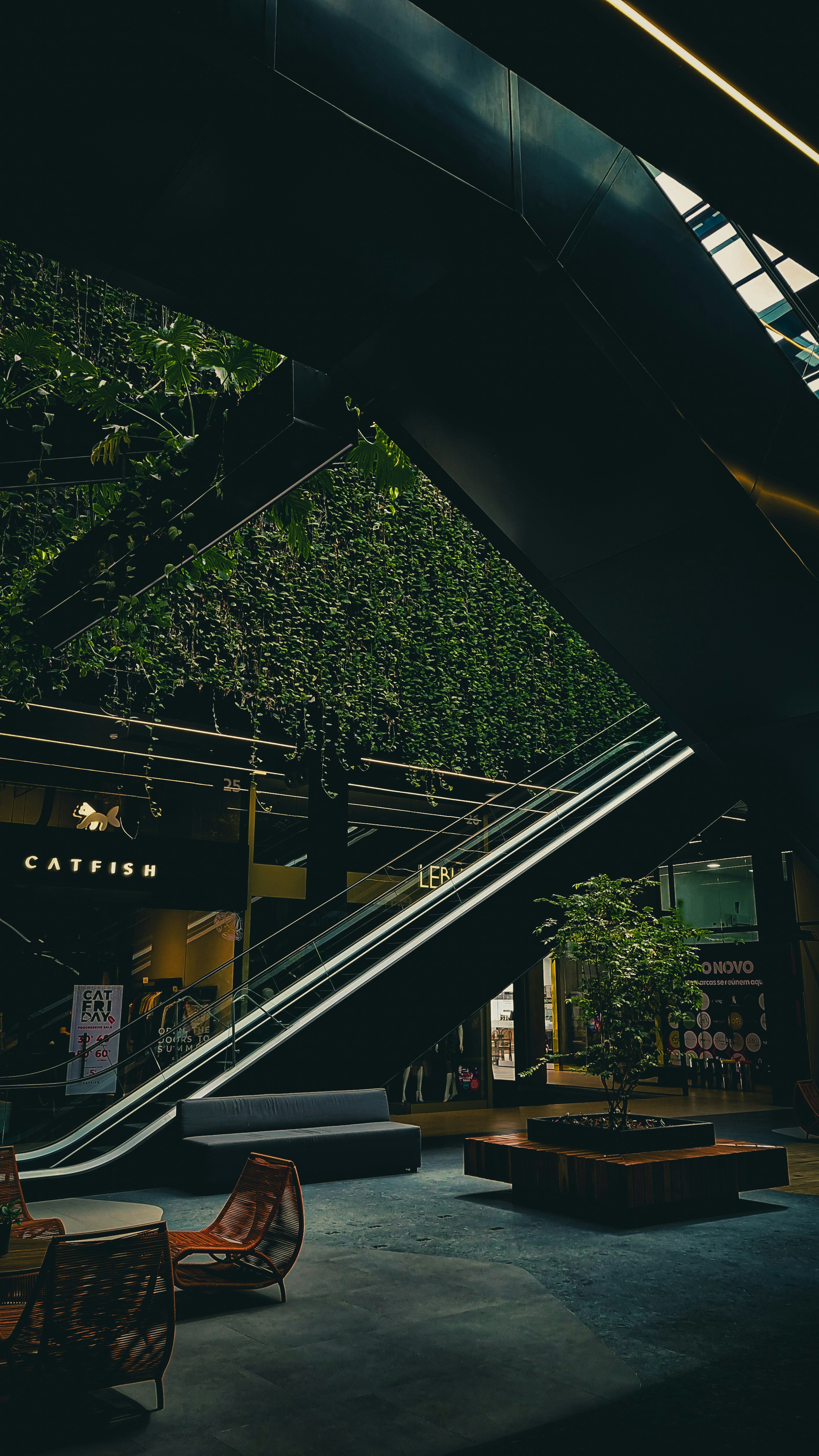 Un grande open space con una scala al centro