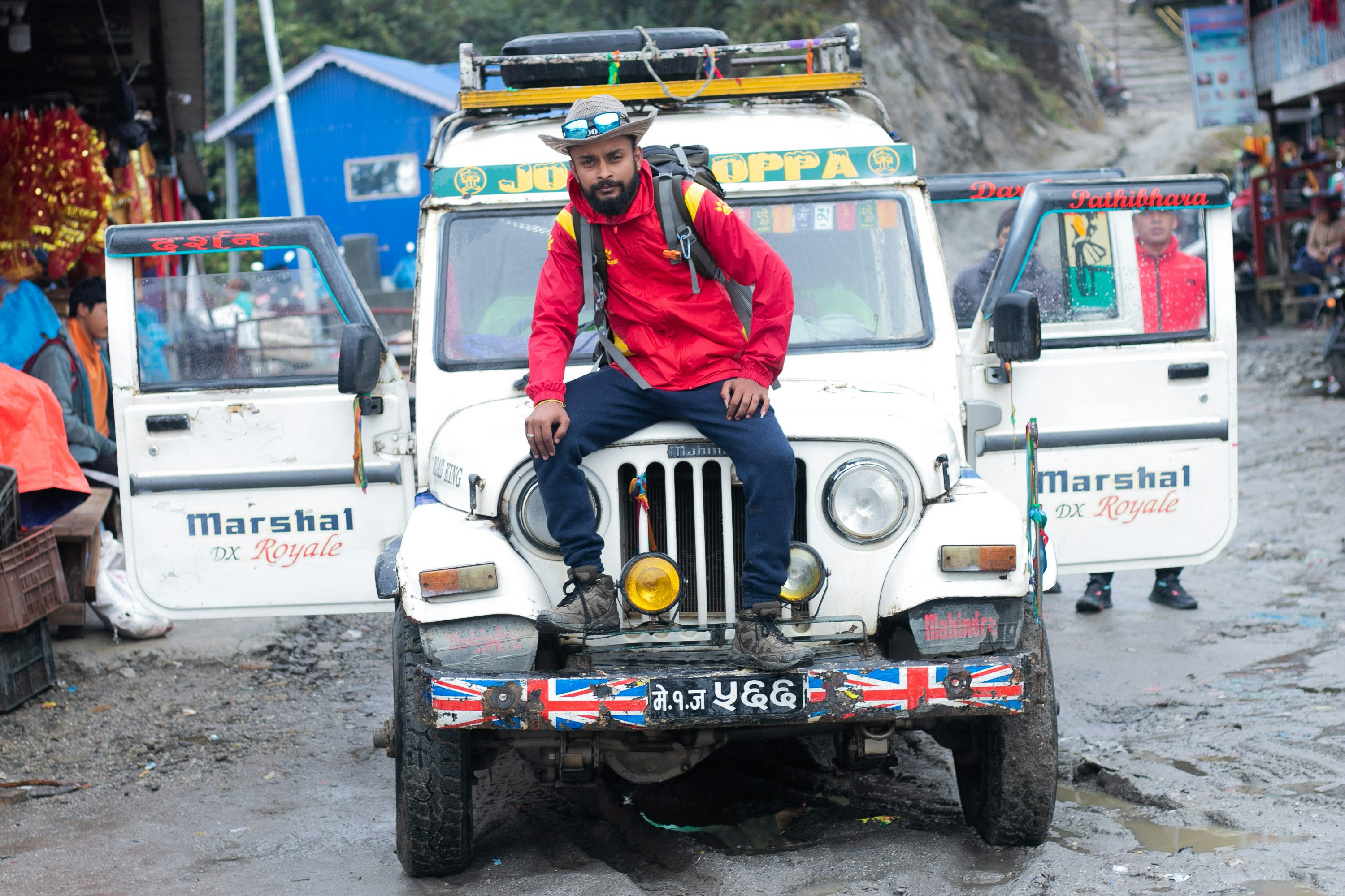 अमरनाथ यात्रा के दौरान बर्फीले पहाड़ों के बीच कठिन रास्ते पर चल रहे तीर्थयात्रियों और उनके साथ सतर्कता से तैनात सुरक्षाकर्मी। यह यात्रा की चुनौतियों और सुरक्षा की उपस्थिति को दर्शाता है।