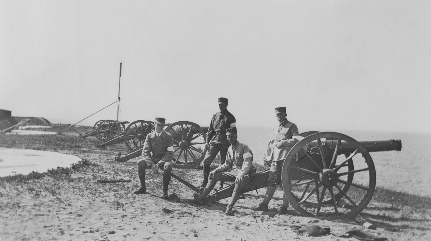 Historische Kanonen auf den Wällen von Fort Oranje mit Blick auf das Meer