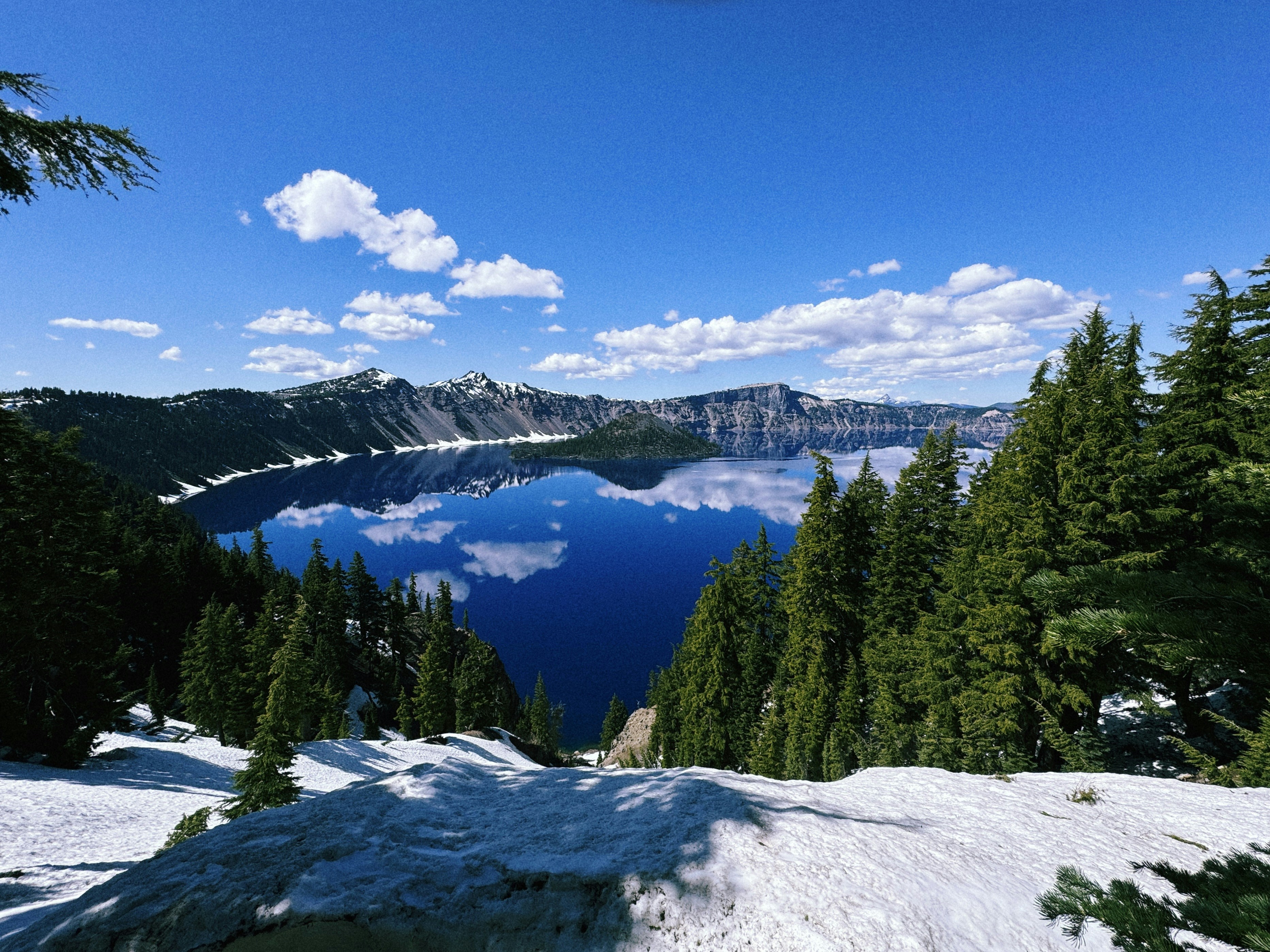 Ein malerischer Blick auf einen von Bäumen umgebenen See