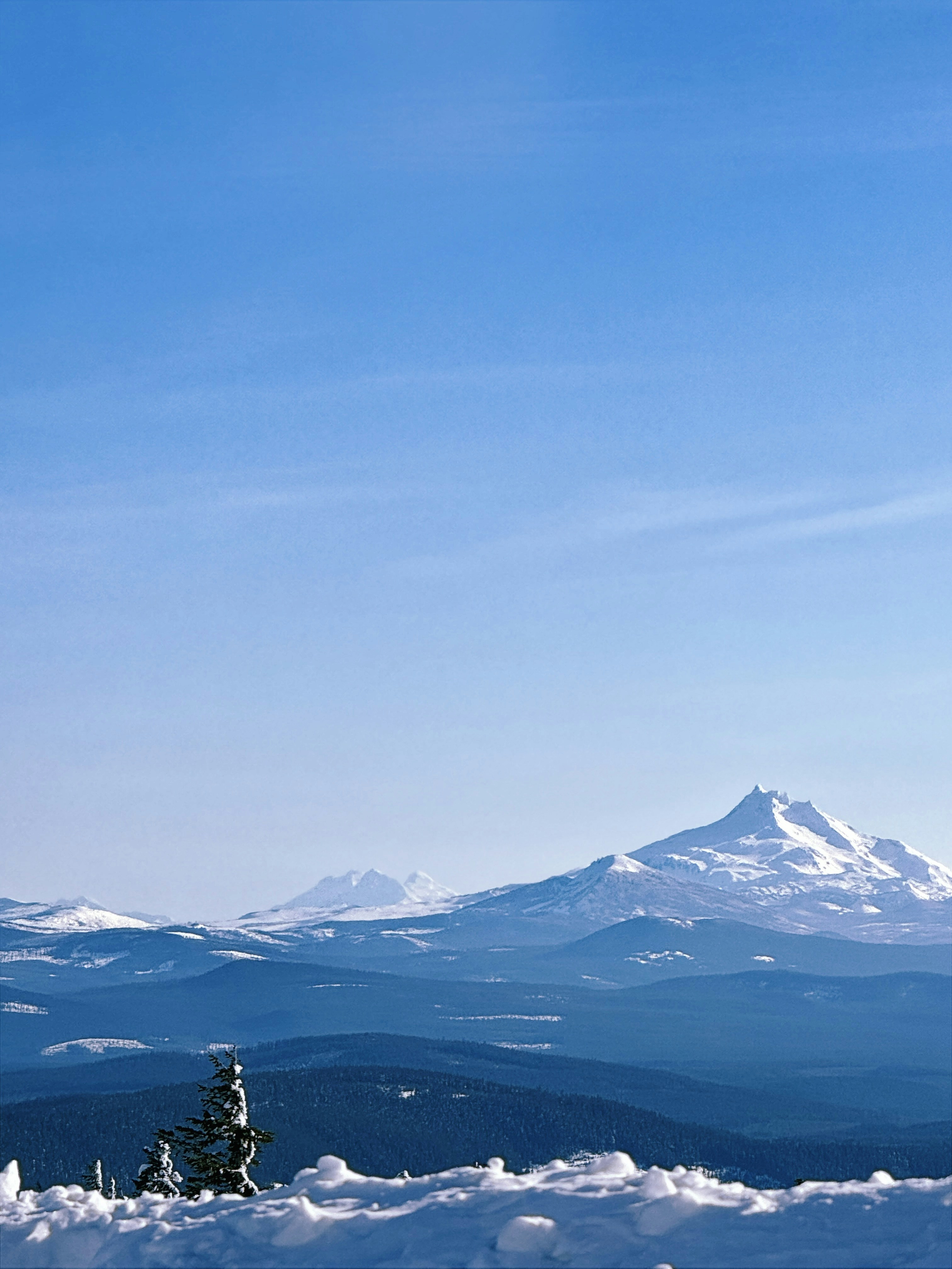 Eine Person auf Skiern, die im Schnee steht