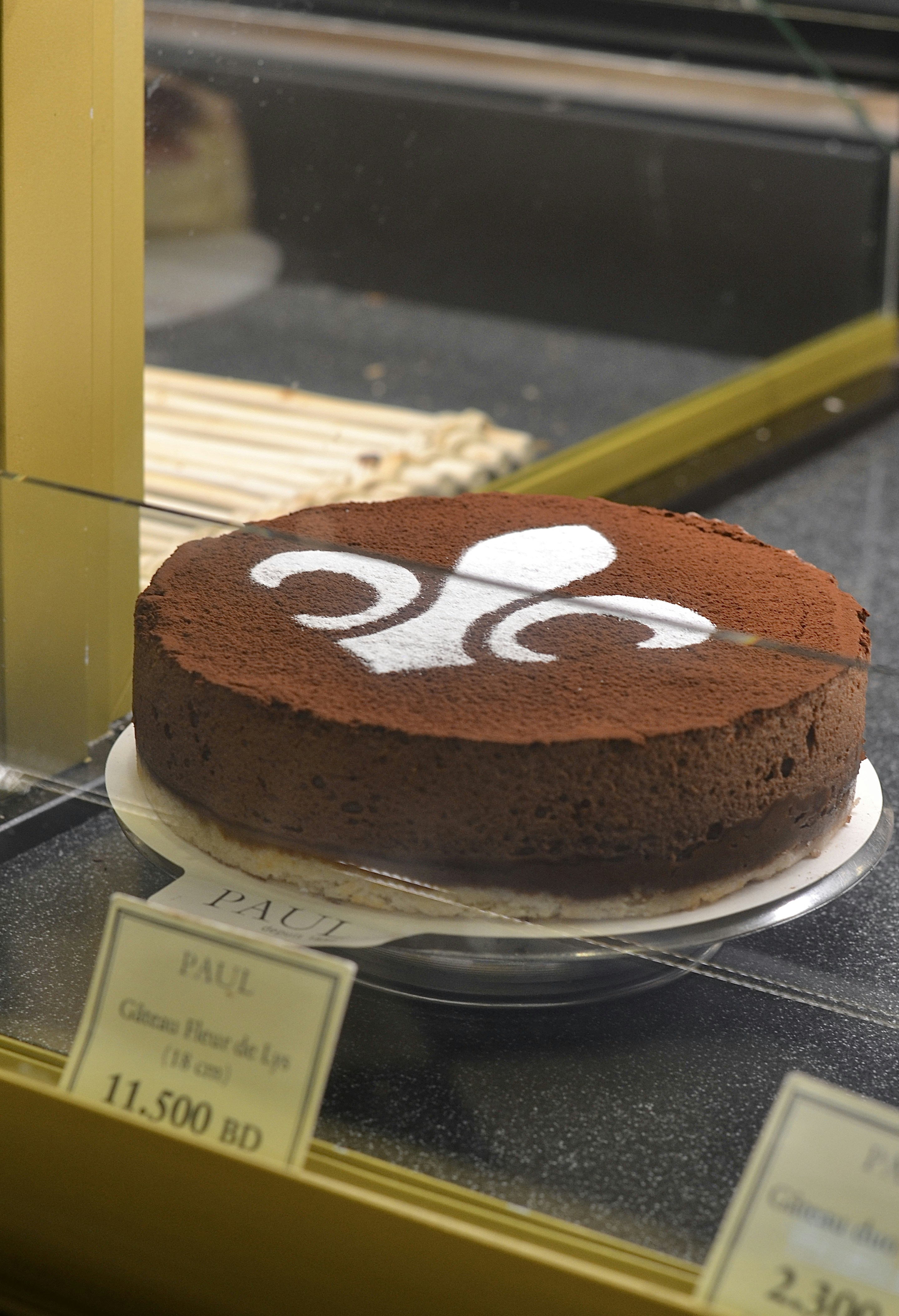 Una torta al cioccolato su un piatto in una vetrina