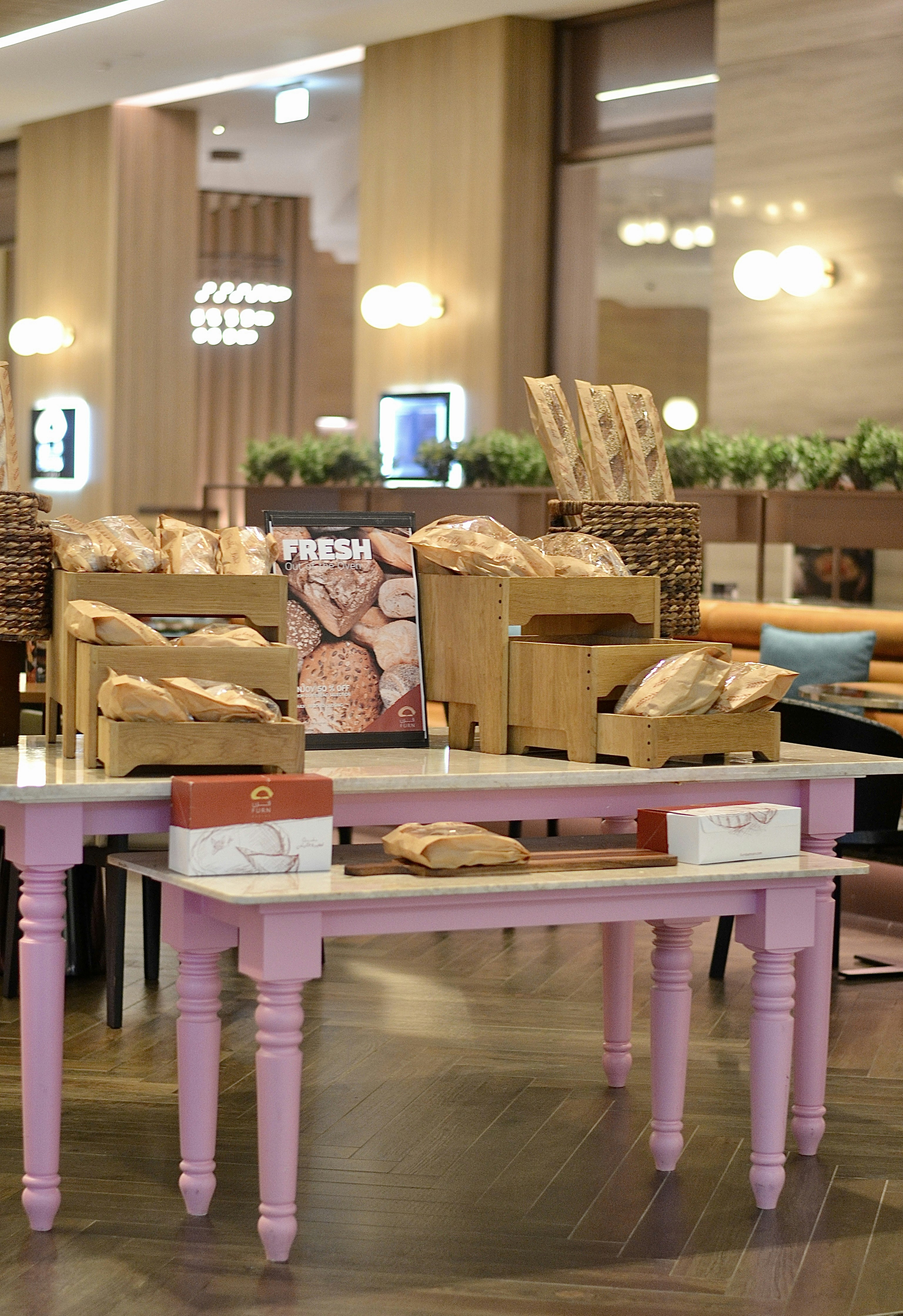 Una stanza piena di tante scatole di pane