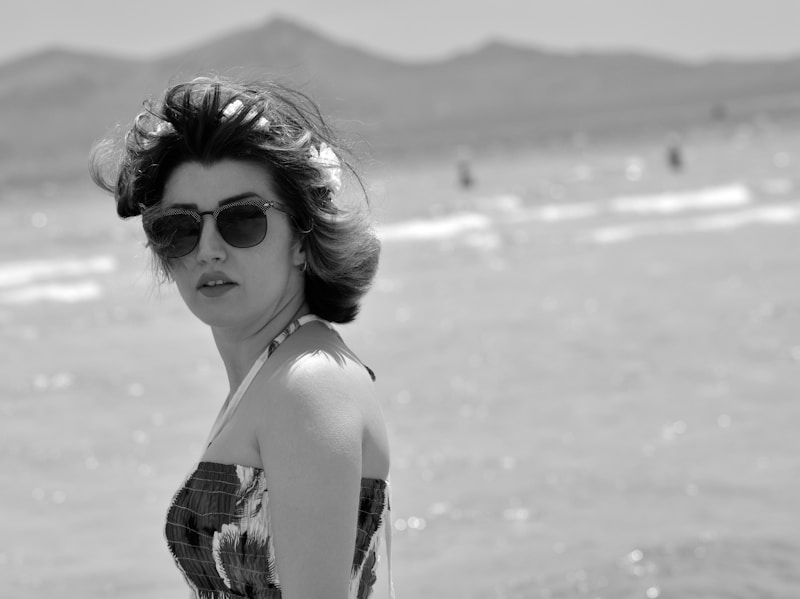 Femme chic en maillot sur plage anversoise