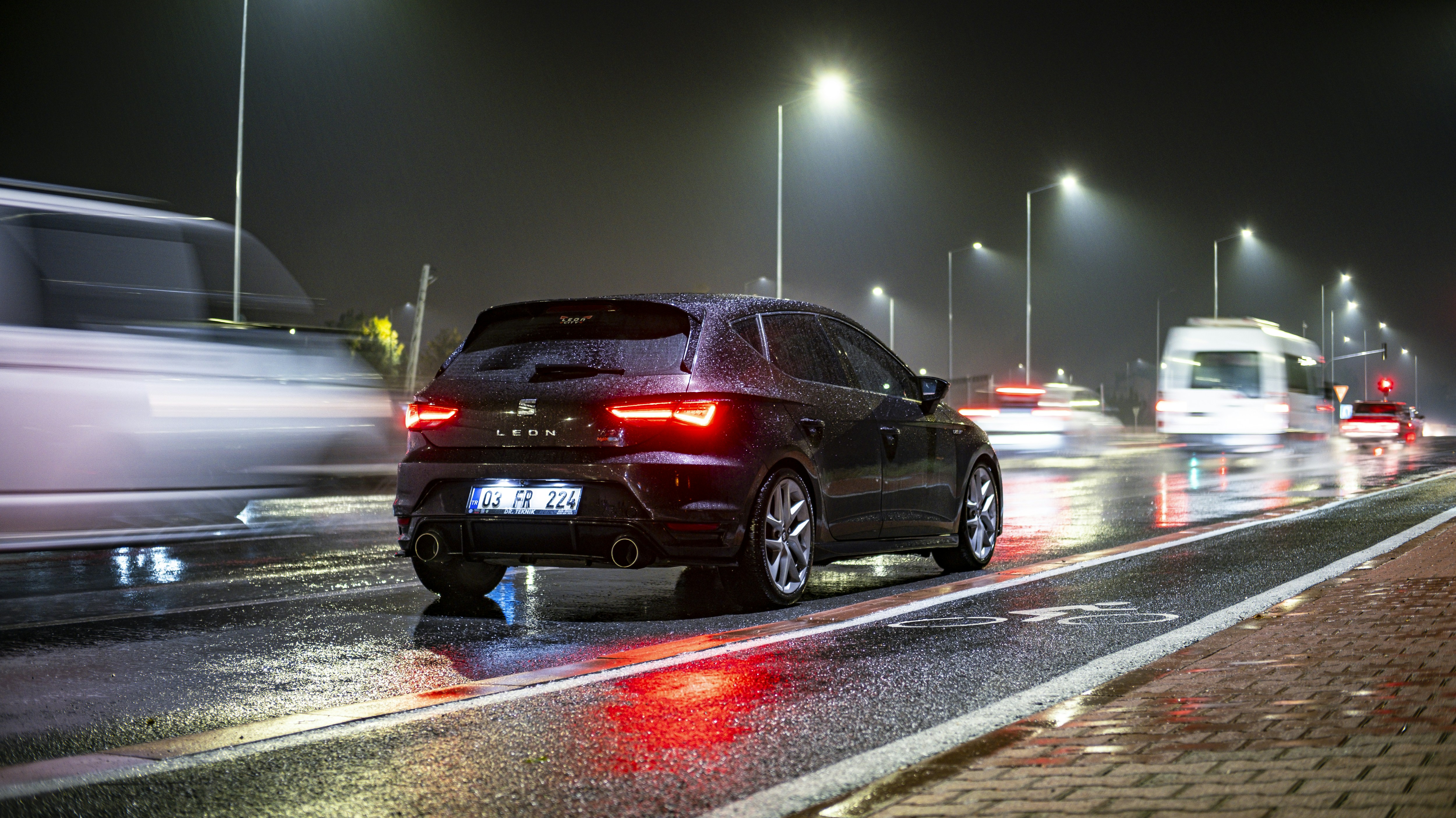 A city street filled with lots of traffic at night