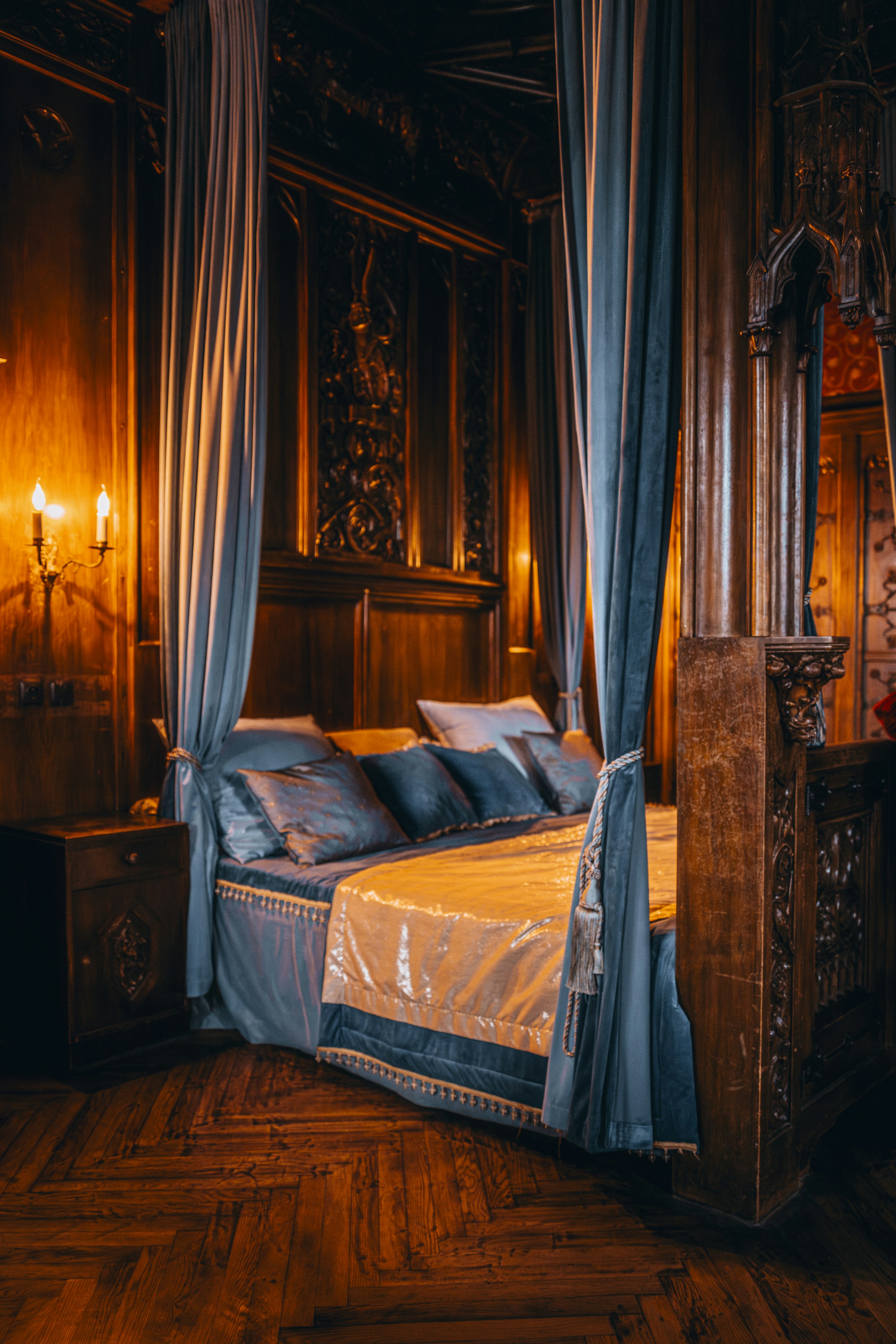 A bedroom with a canopy bed and wooden floors photo – Free Castle Image on  Unsplash, image size:3000x4500