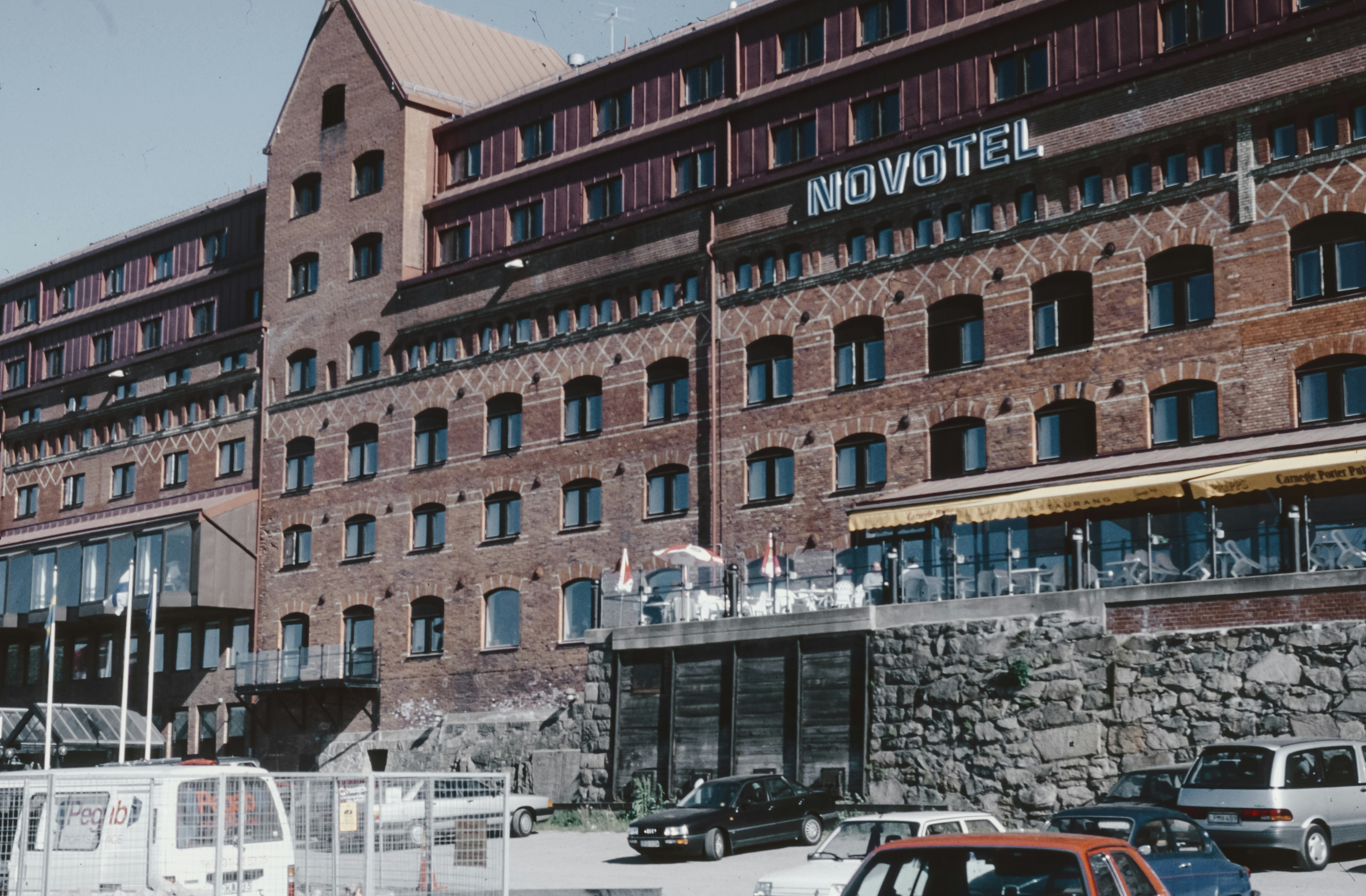 Eine Gruppe von Autos, die vor einem Gebäude parken