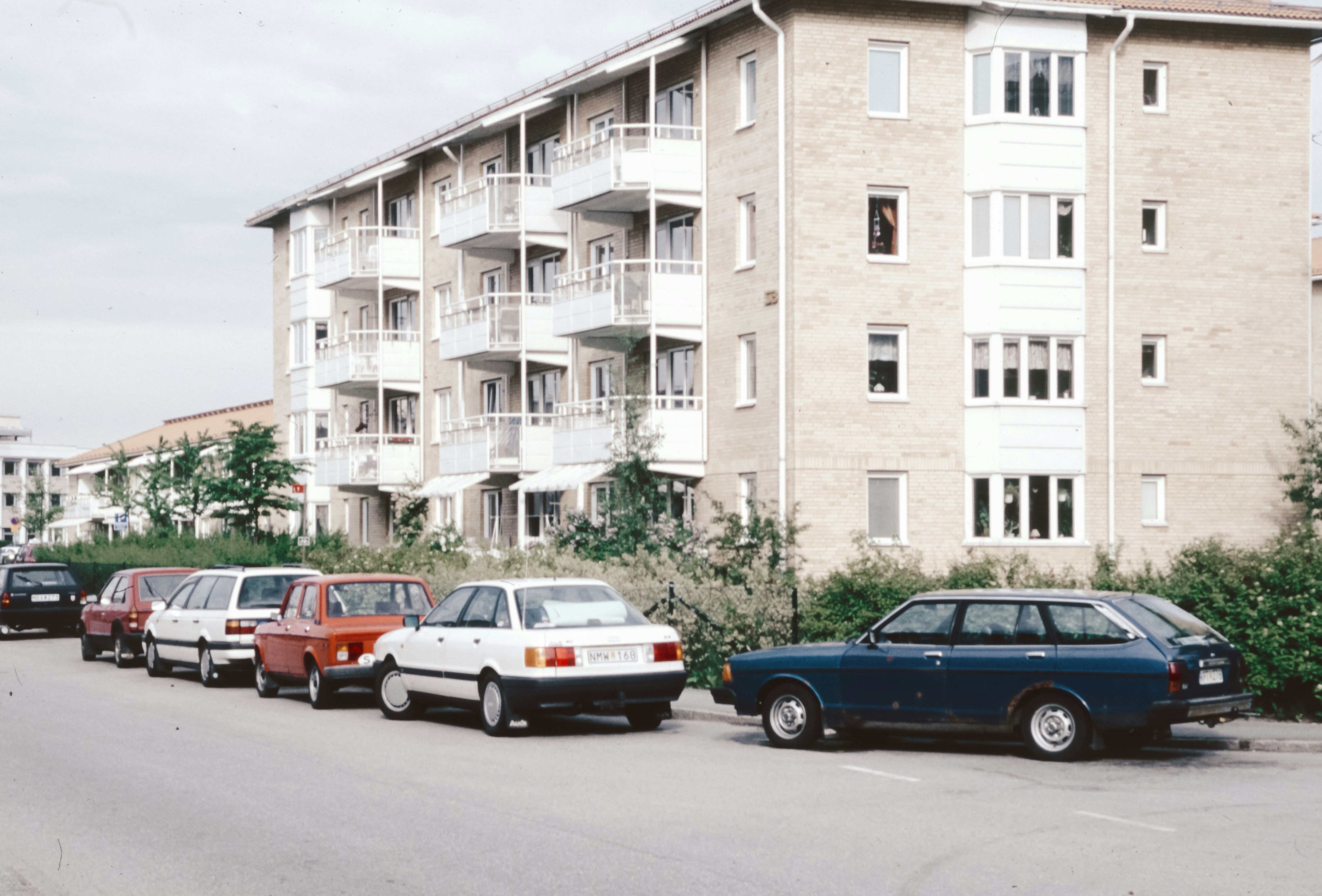 Eine Reihe von Autos, die am Straßenrand geparkt sind
