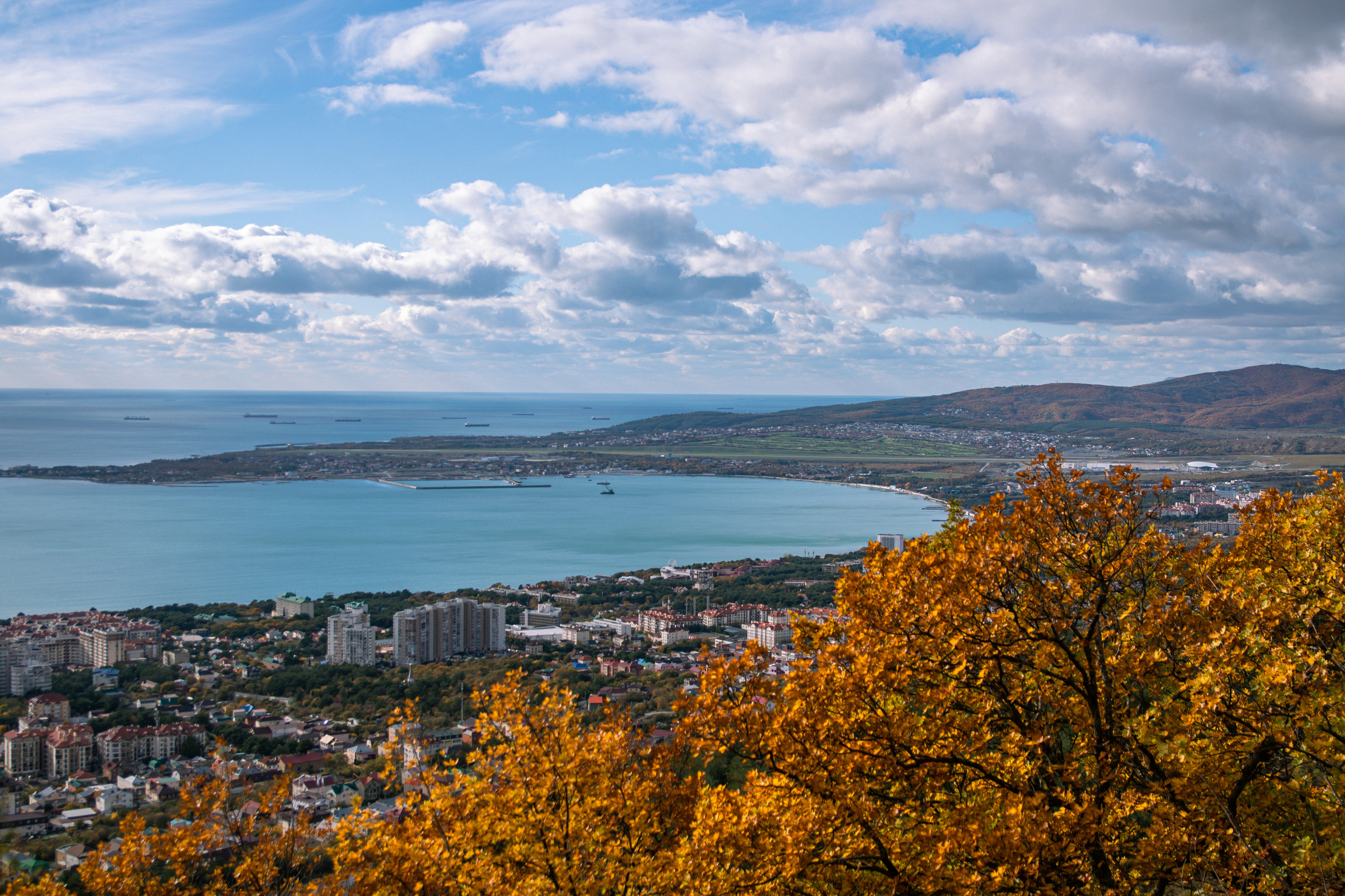 Живописный вид на город и водоём