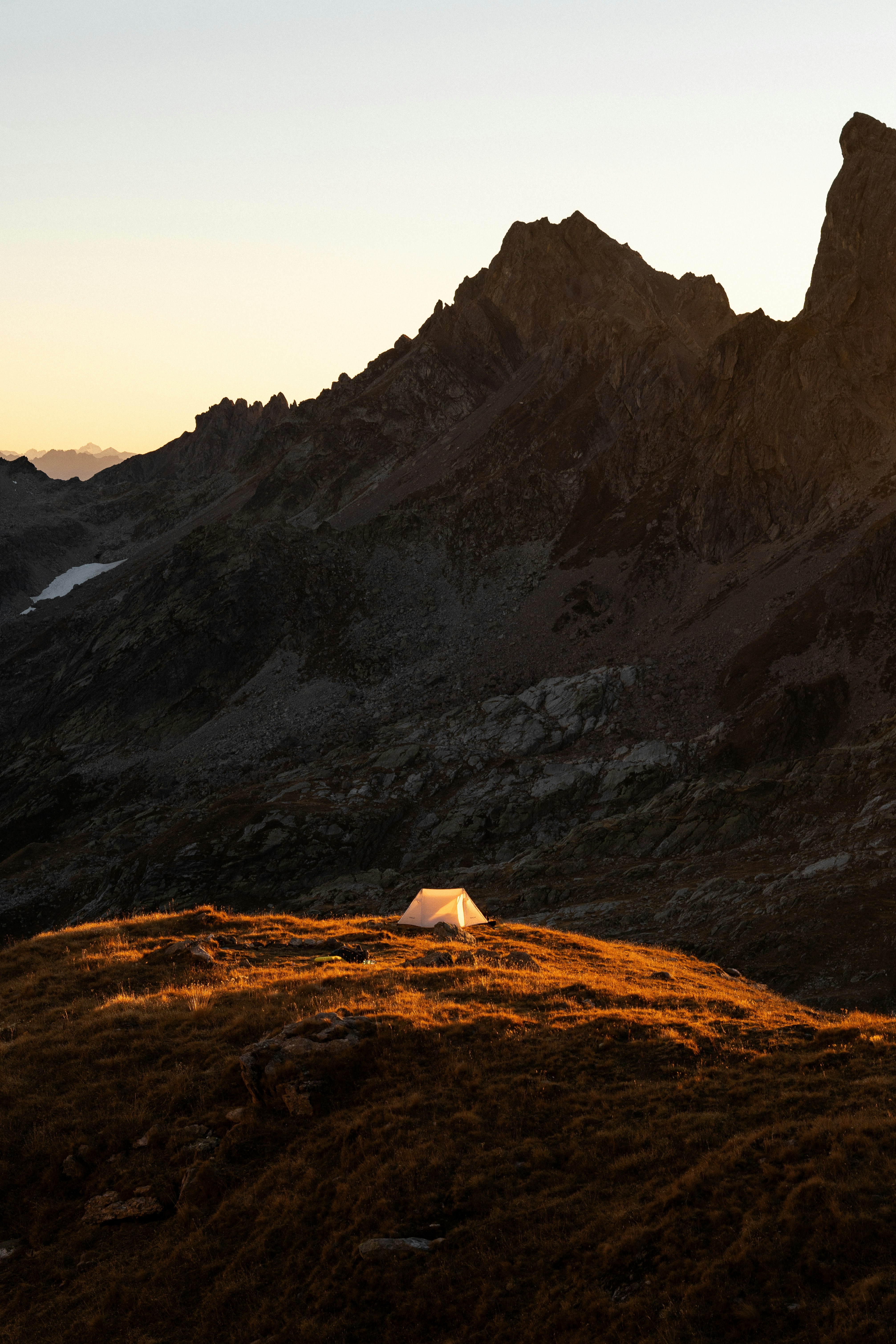 Ultralight tent mountain sunset, ilustrasi artikel The Best Lightweight Shelters for Fast and Light Hiking: Go Further, Carry Less 7