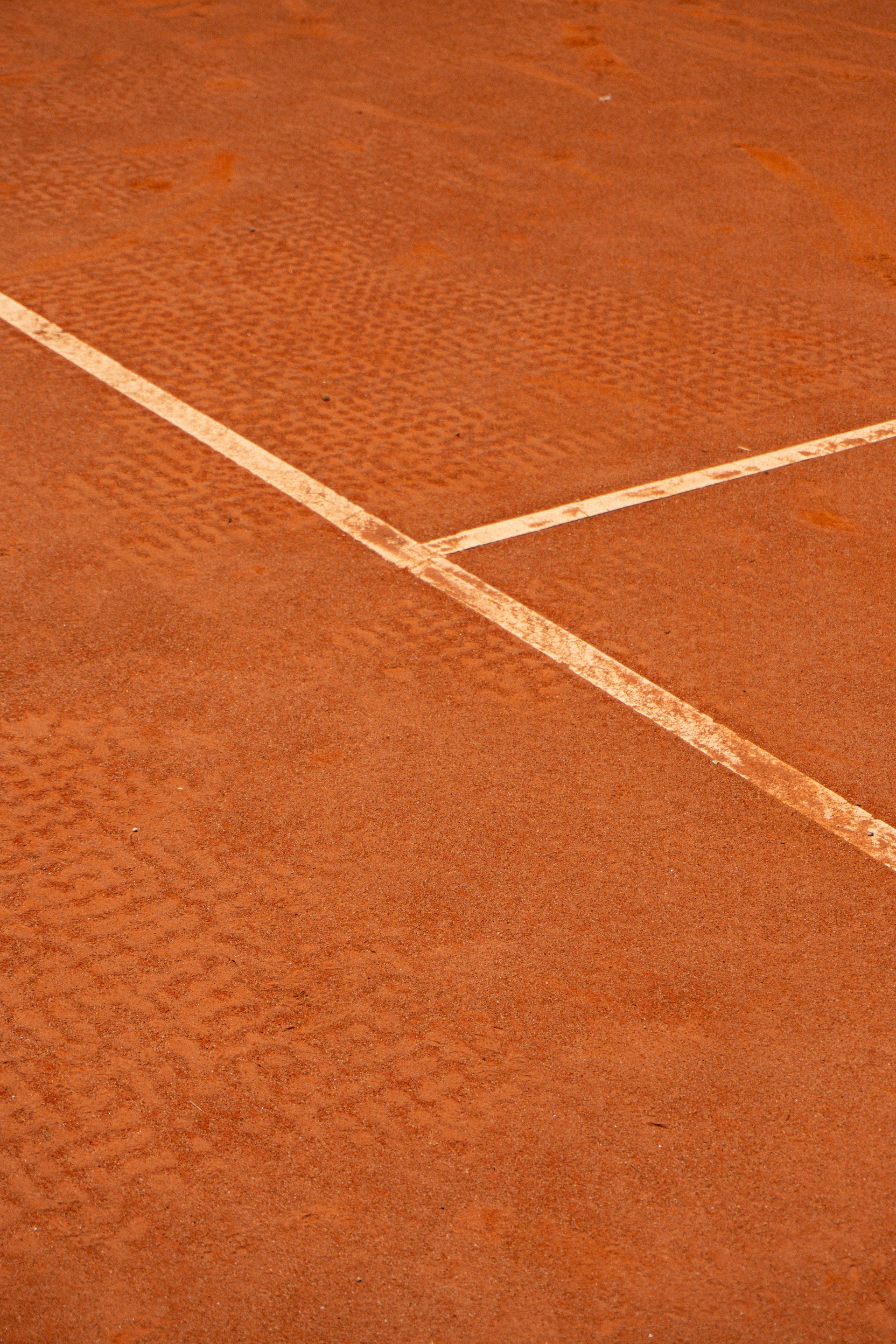 A man holding a tennis racquet on top of a tennis court