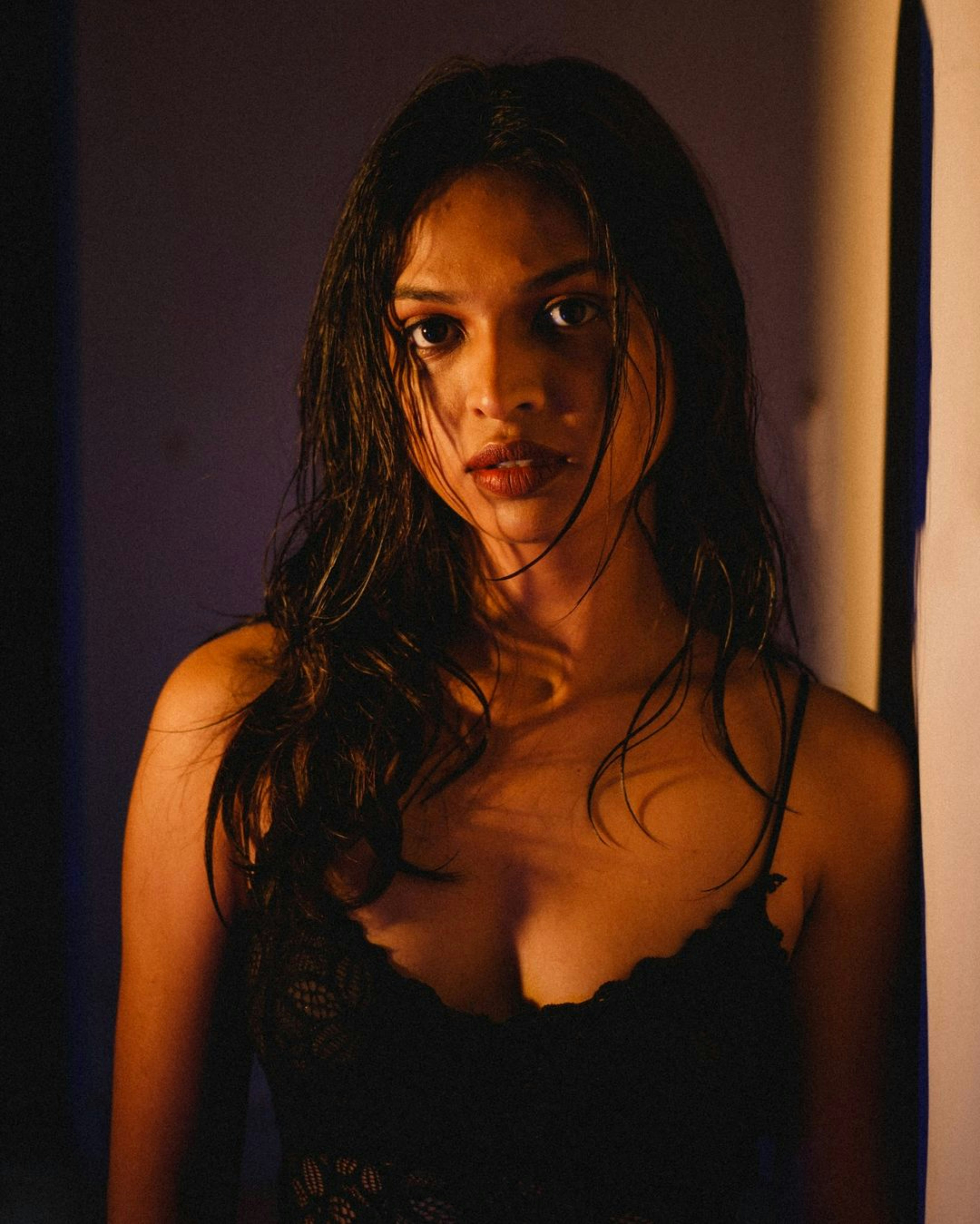 Eine Frau in einem schwarzen Kleid posiert für ein Foto