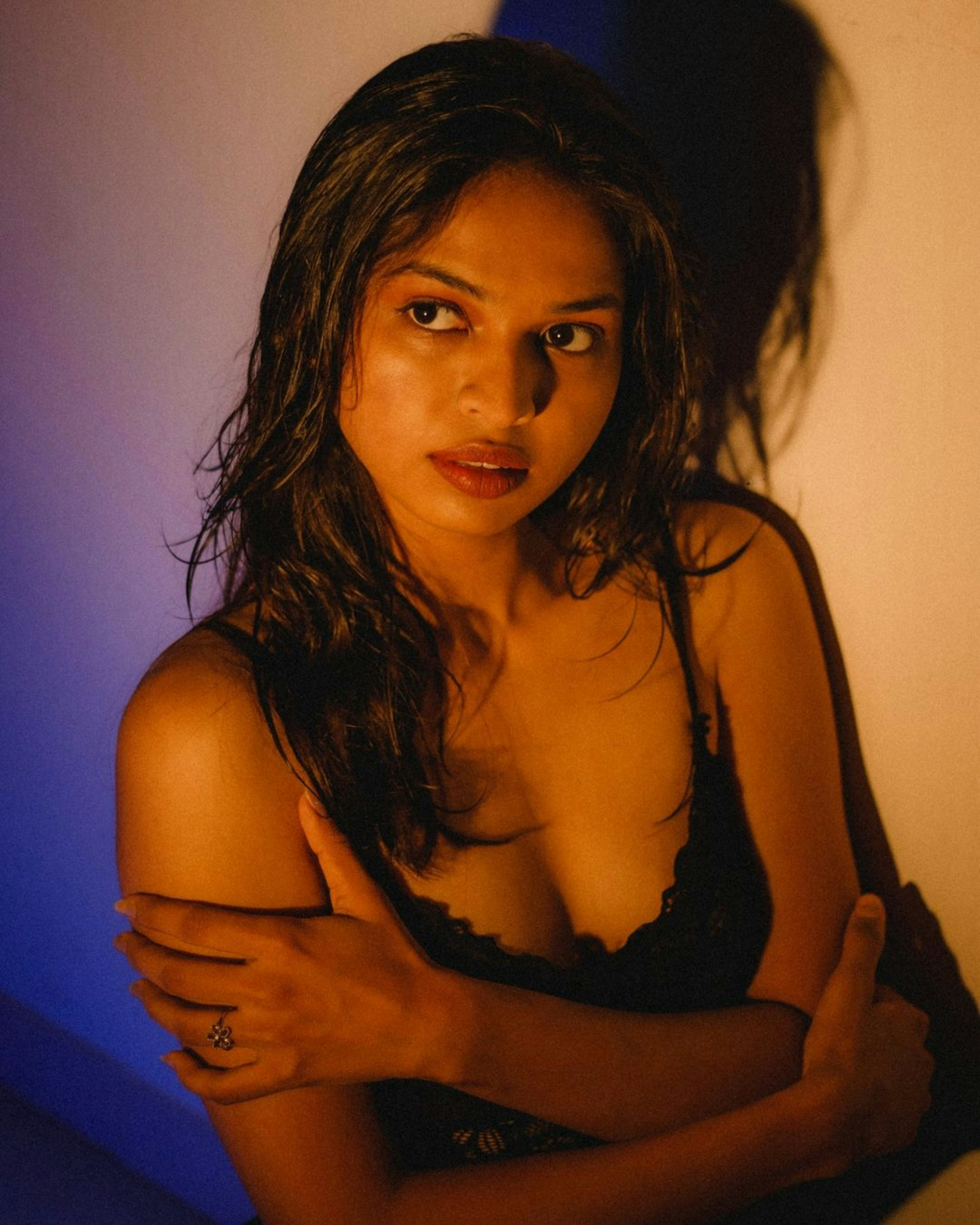 Eine Frau in einem BH posiert für ein Foto