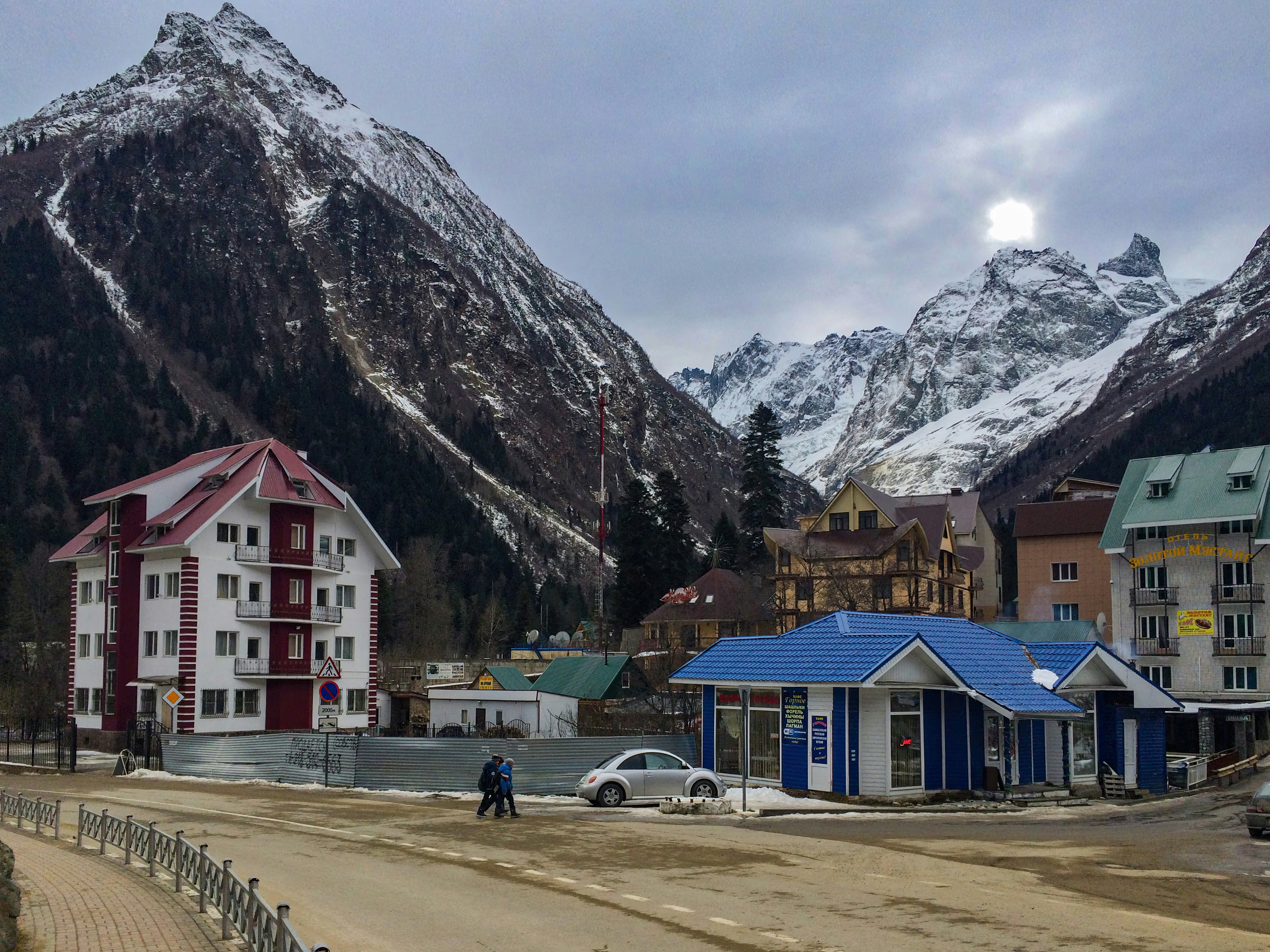 Маленький городок на фоне гор