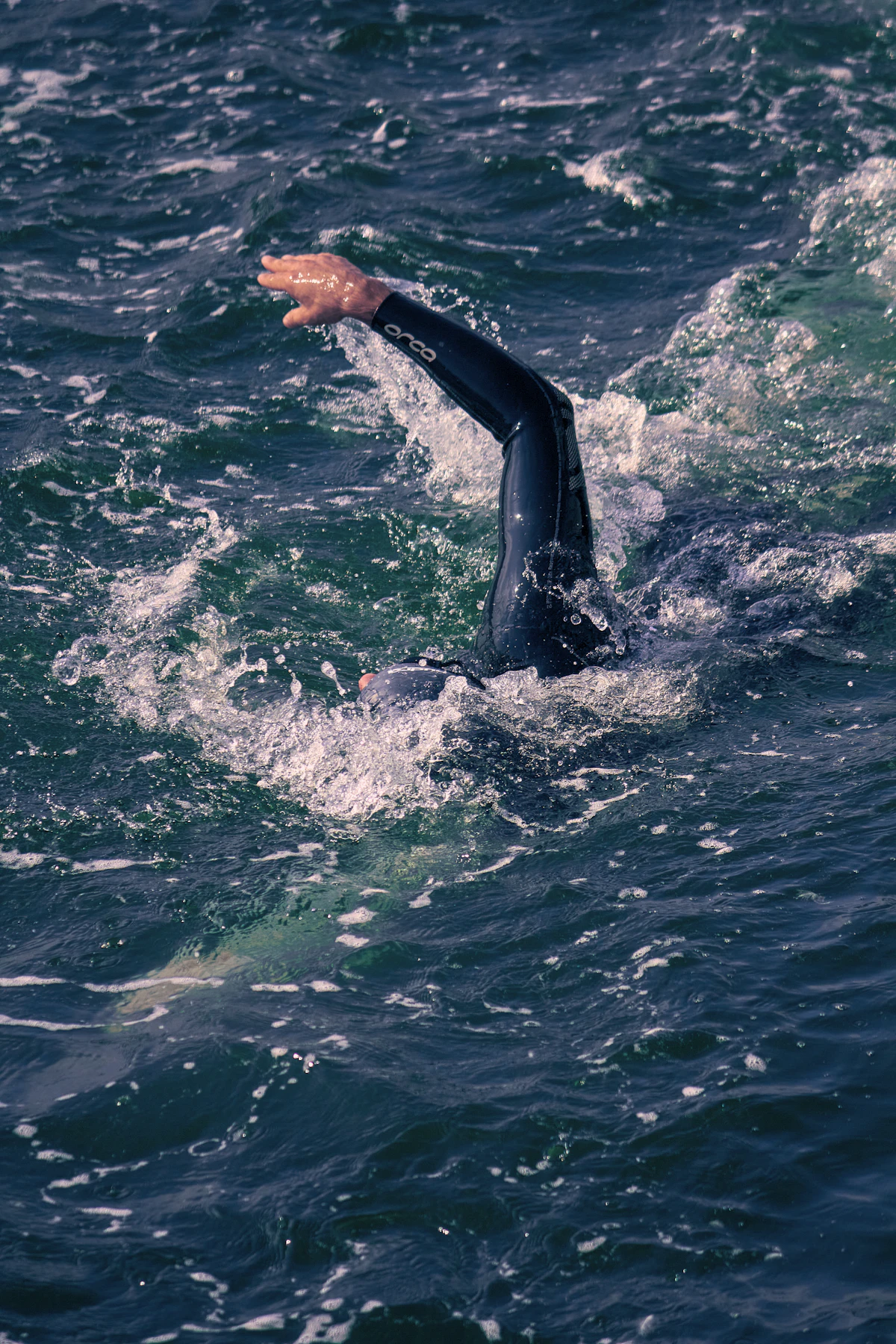 Nageur en combinaison en eau libre