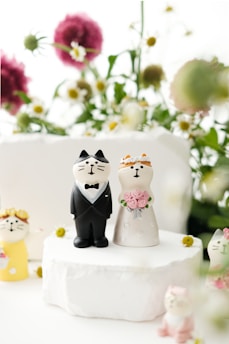 A wedding cake topper with cats on it