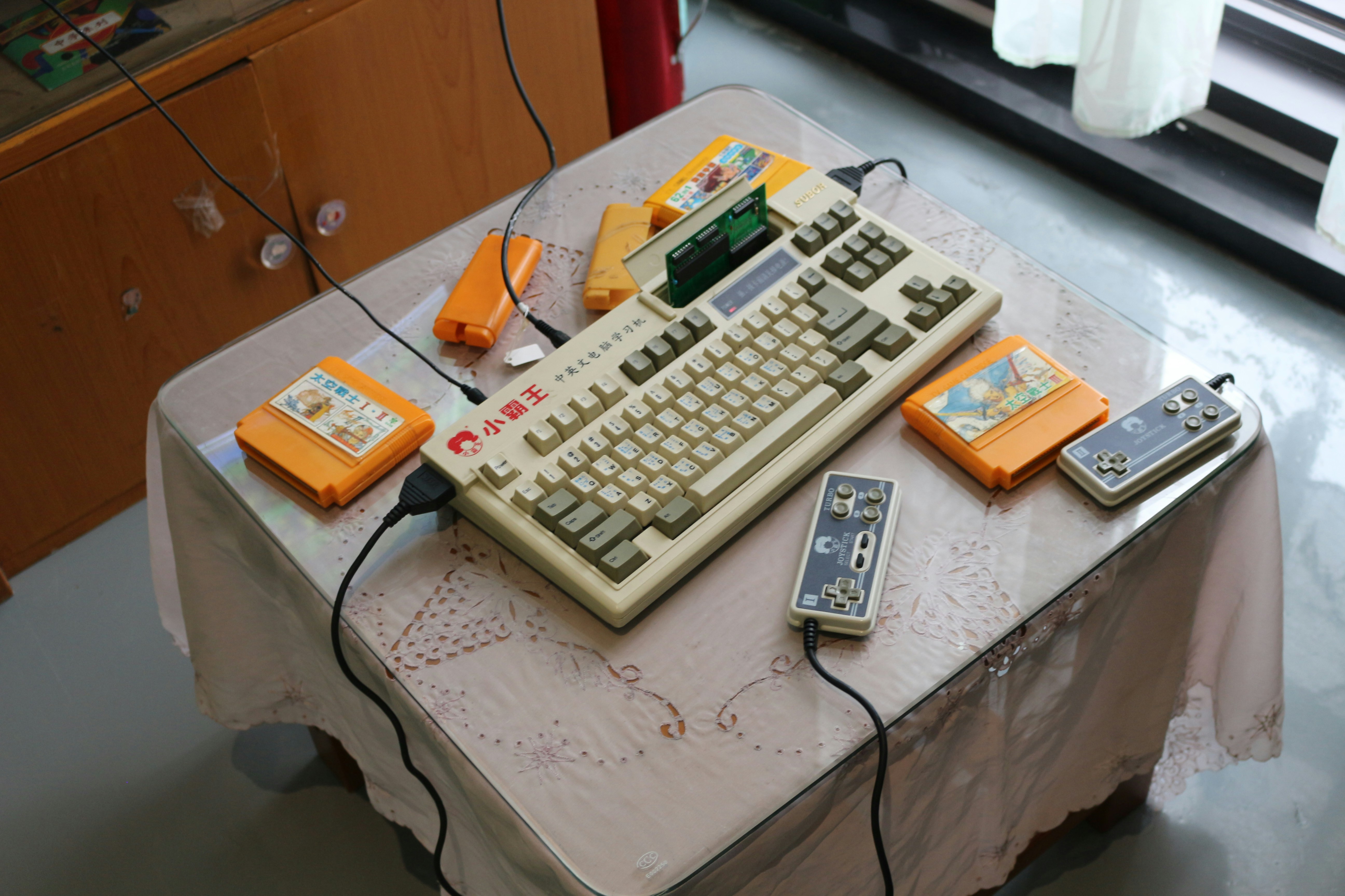 A table that has a keyboard on it