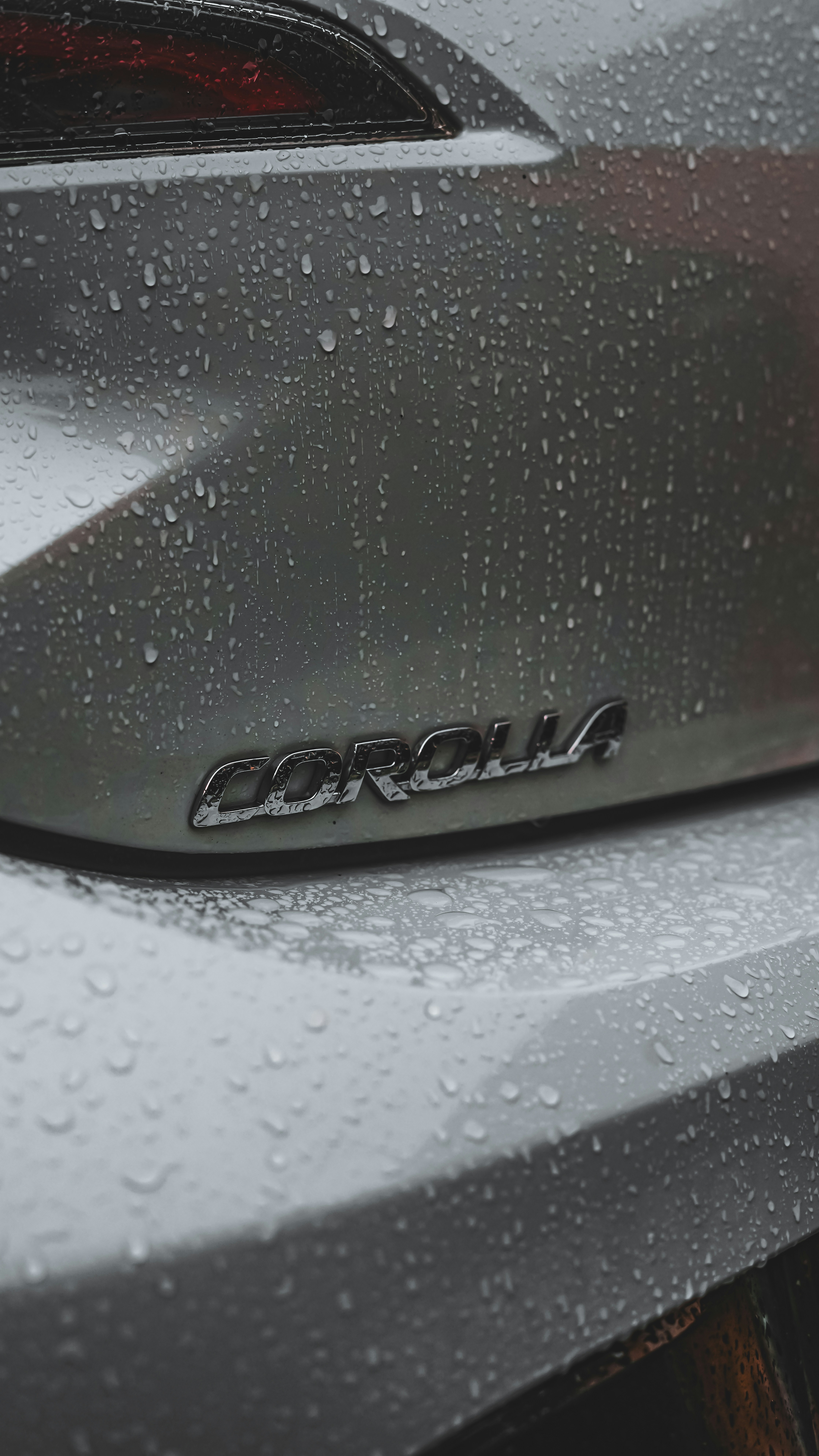 Un gros plan de l’emblème sur une voiture