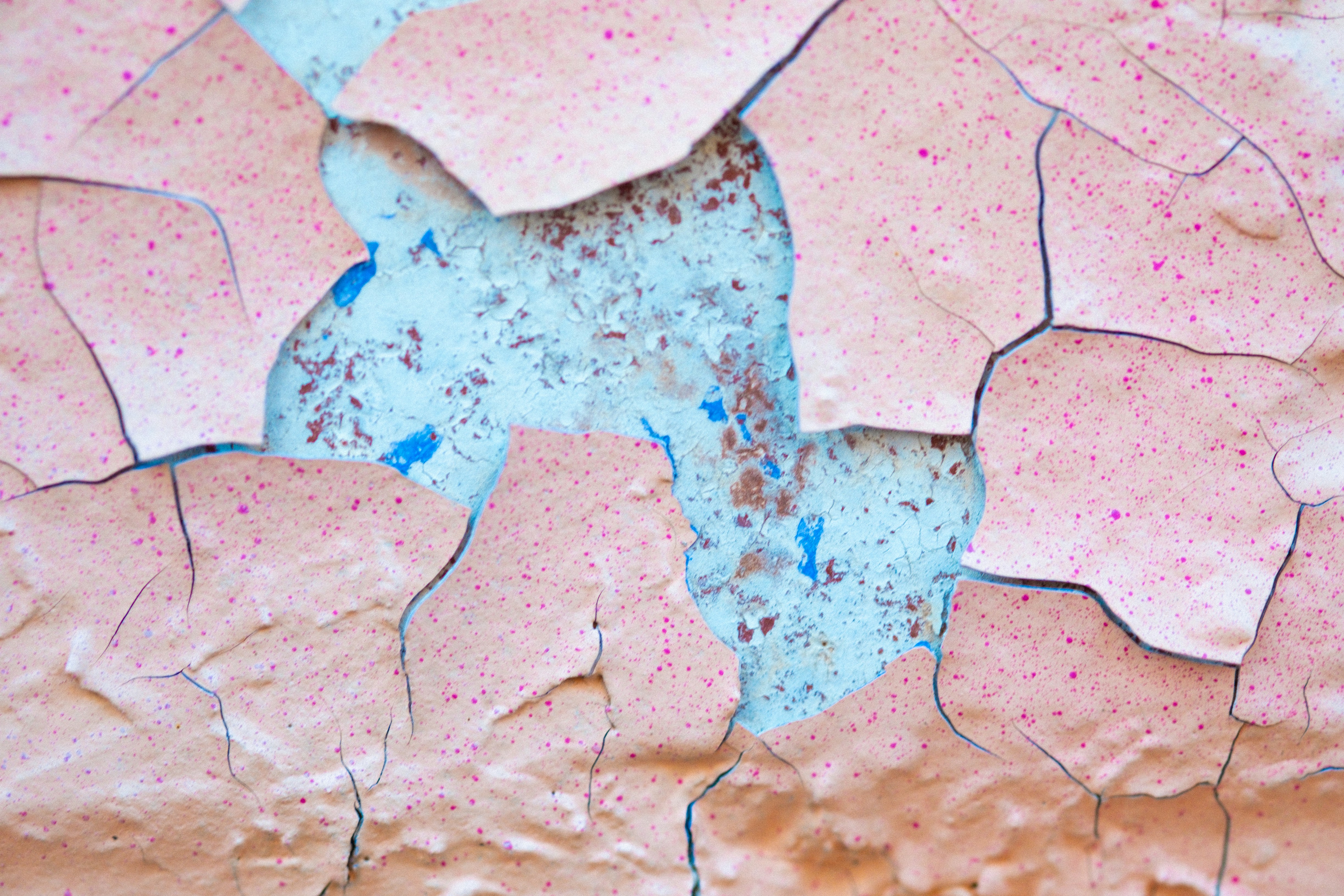 Nahaufnahme eines Blattes Papier, von dem Farbe abblättert