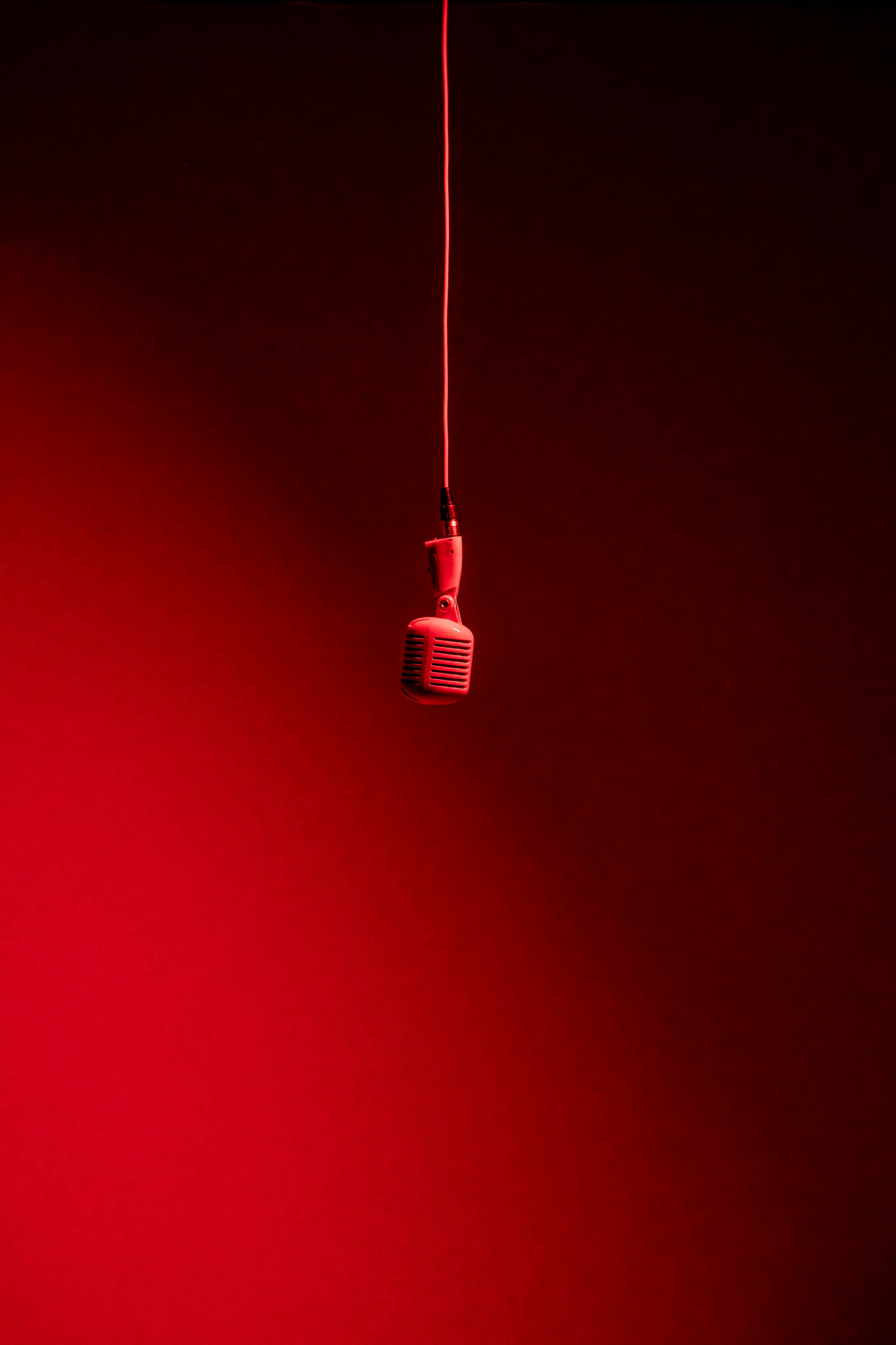 Uma luz vermelha pendurada em um teto vermelho