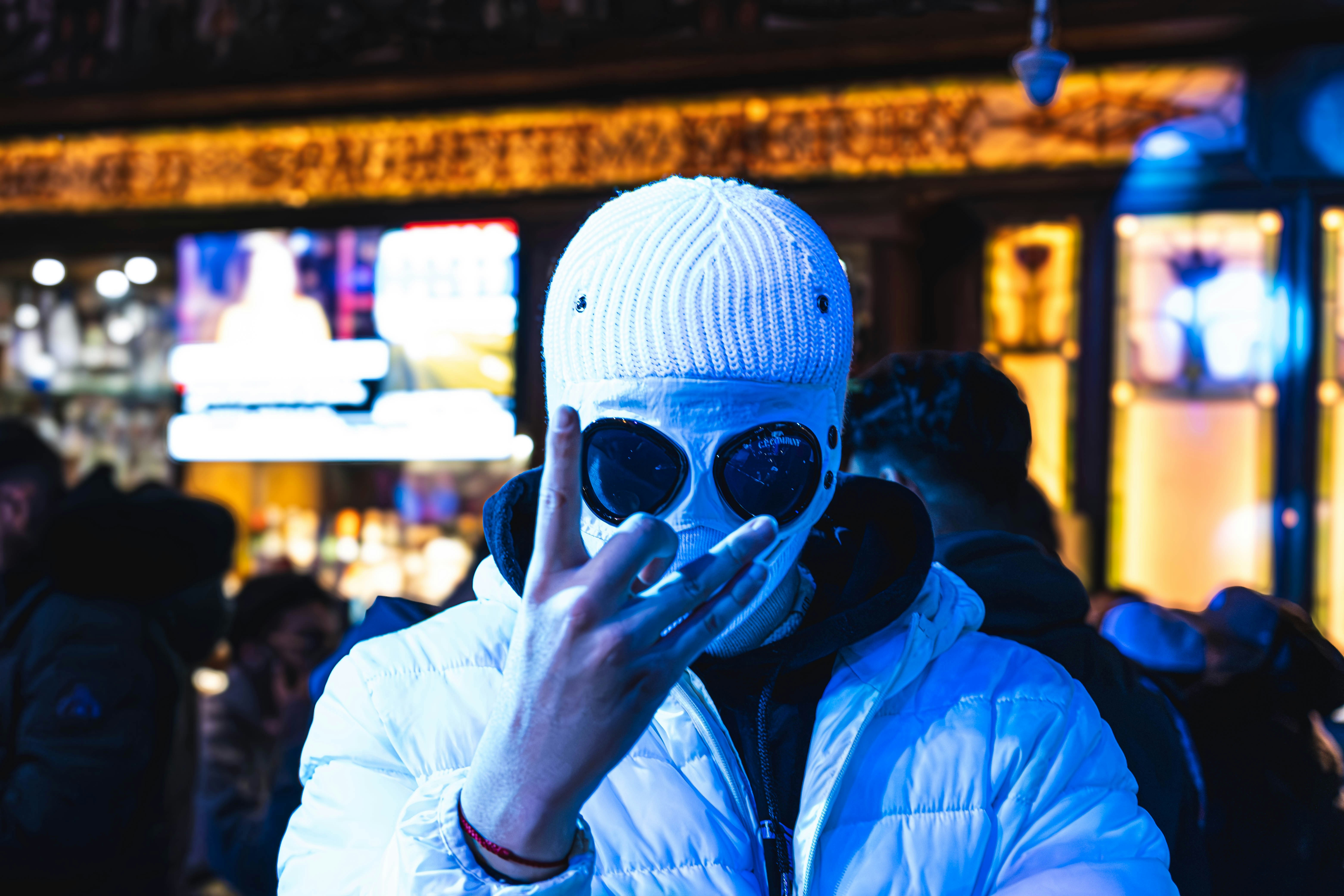 Ein Mann mit weißem Hut und Sonnenbrille telefoniert mit einem Handy