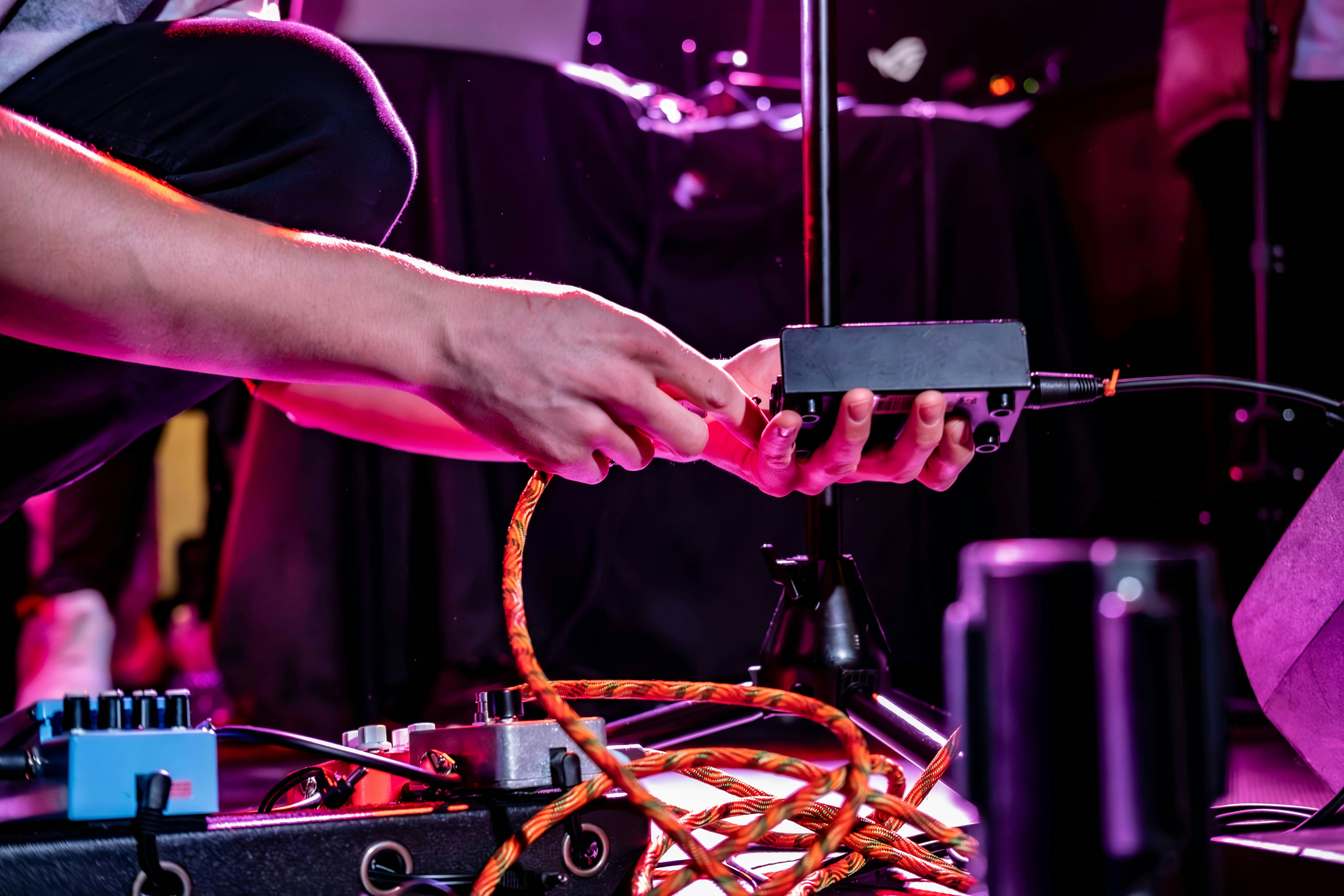 Detailaufnahme eines Audiointerfaces mit Messkabeln