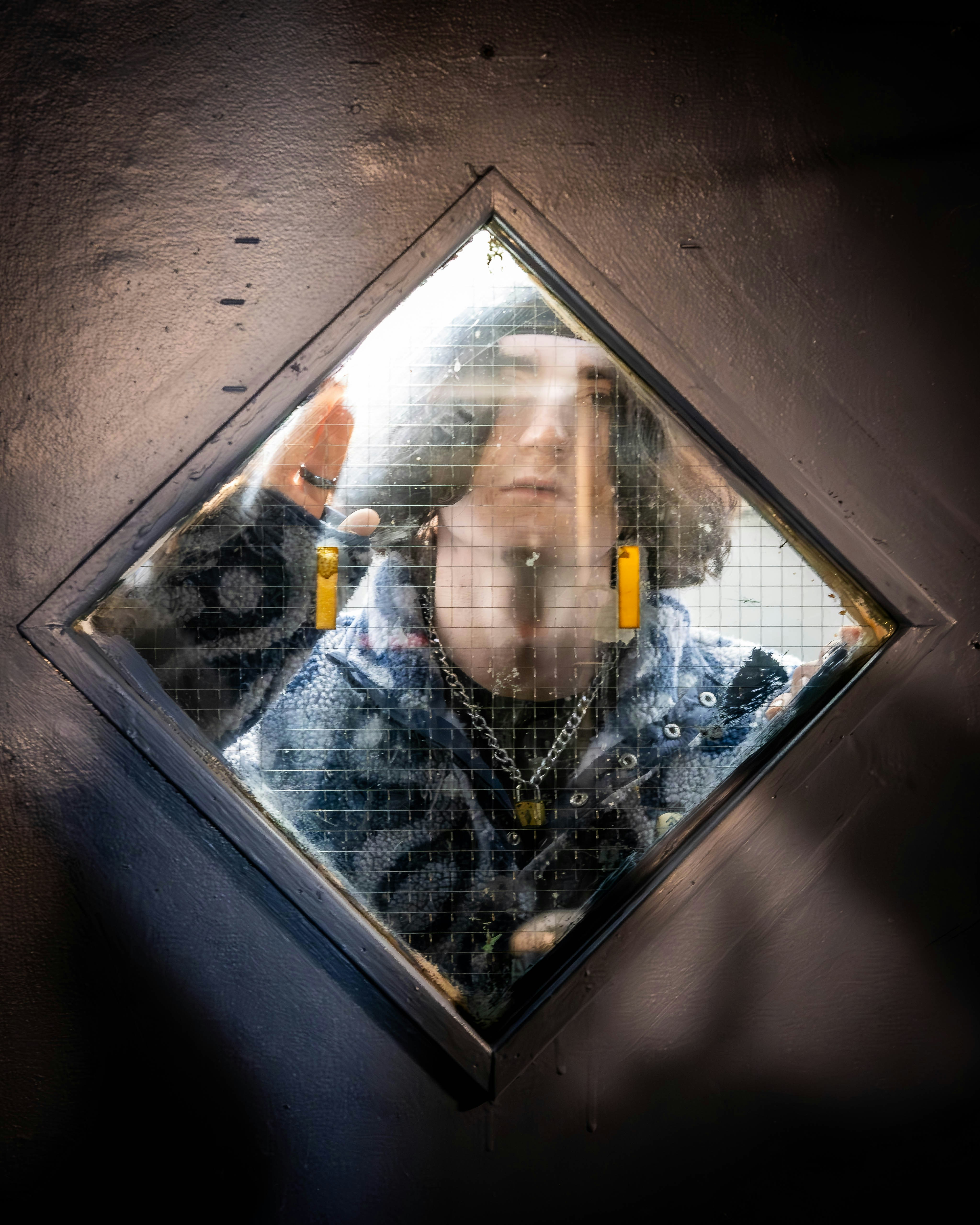 Um reflexo de uma pessoa em um espelho