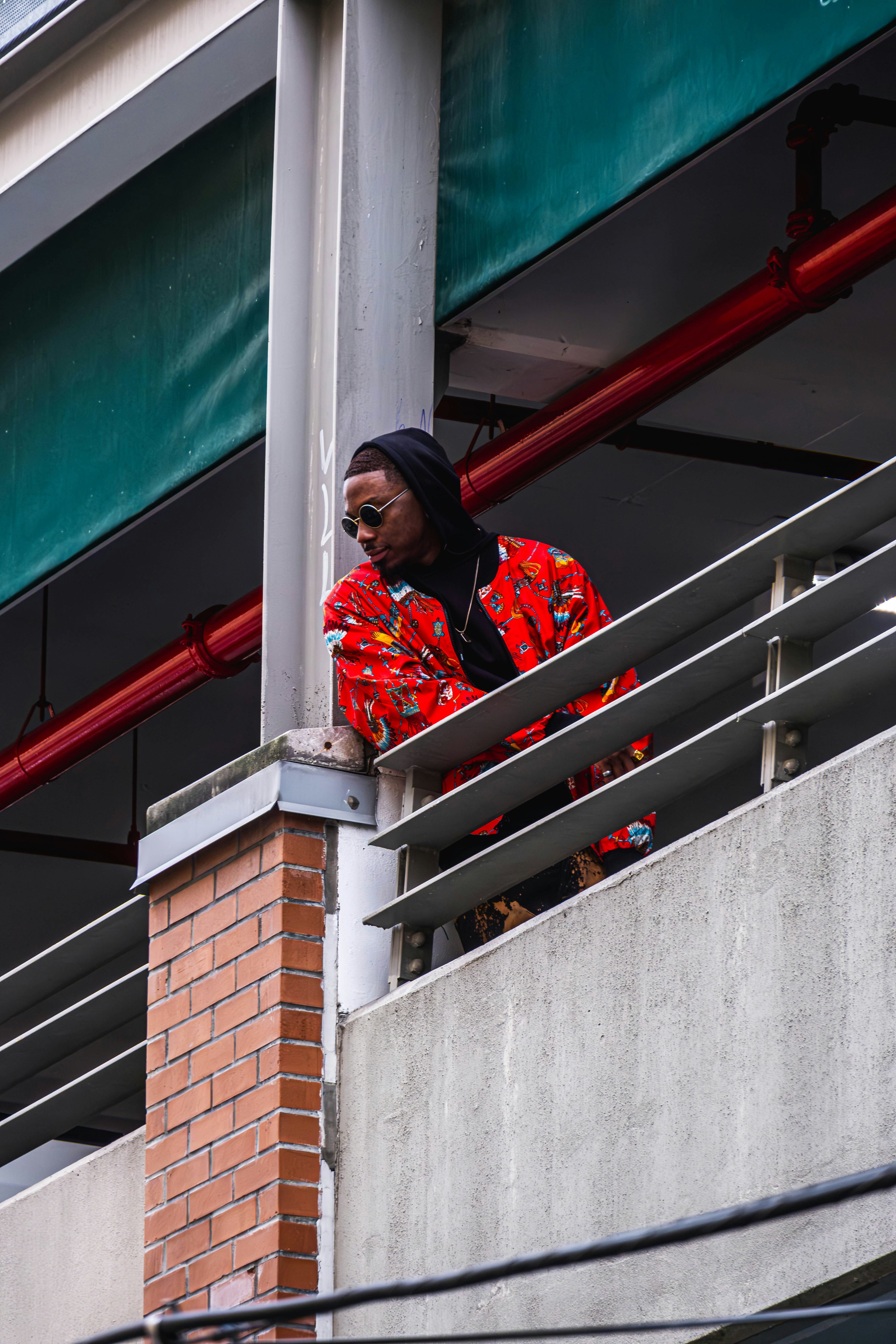 Eine Frau, die auf einem Balkon neben einem Gebäude steht