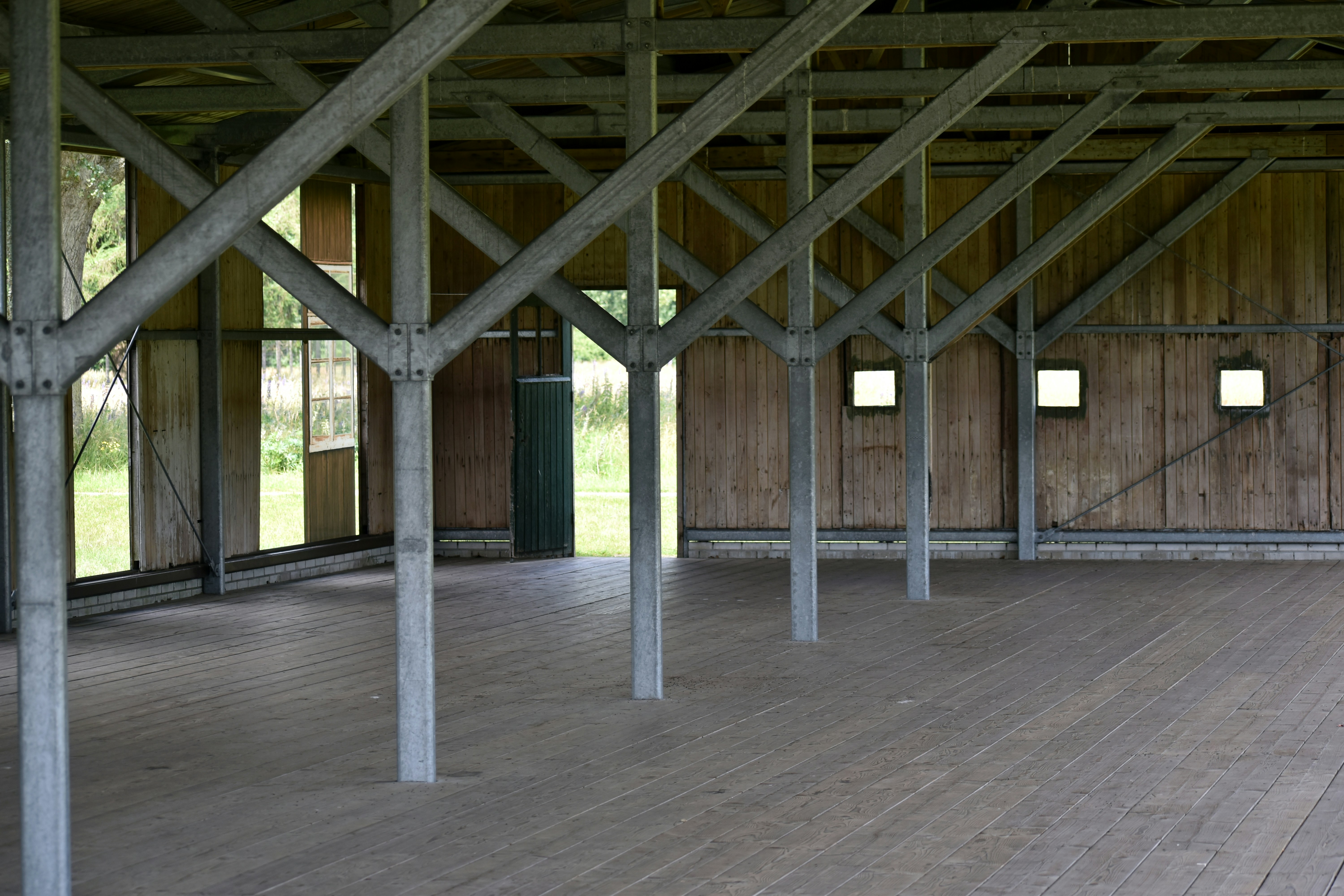 rustic barn interior modern, ilustrasi artikel Rustic Charm Meets Modern Chic: Timeless Wedding Inspiration 5