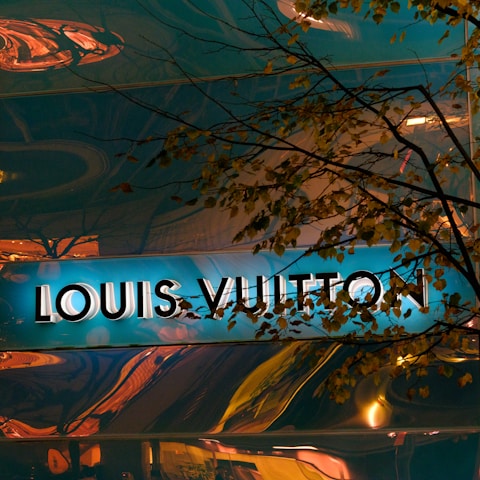 A street sign that reads louis vuitton