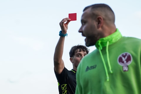 【2026年最新】サッカー審判用品の選び方｜笛・カードおすすめ4選