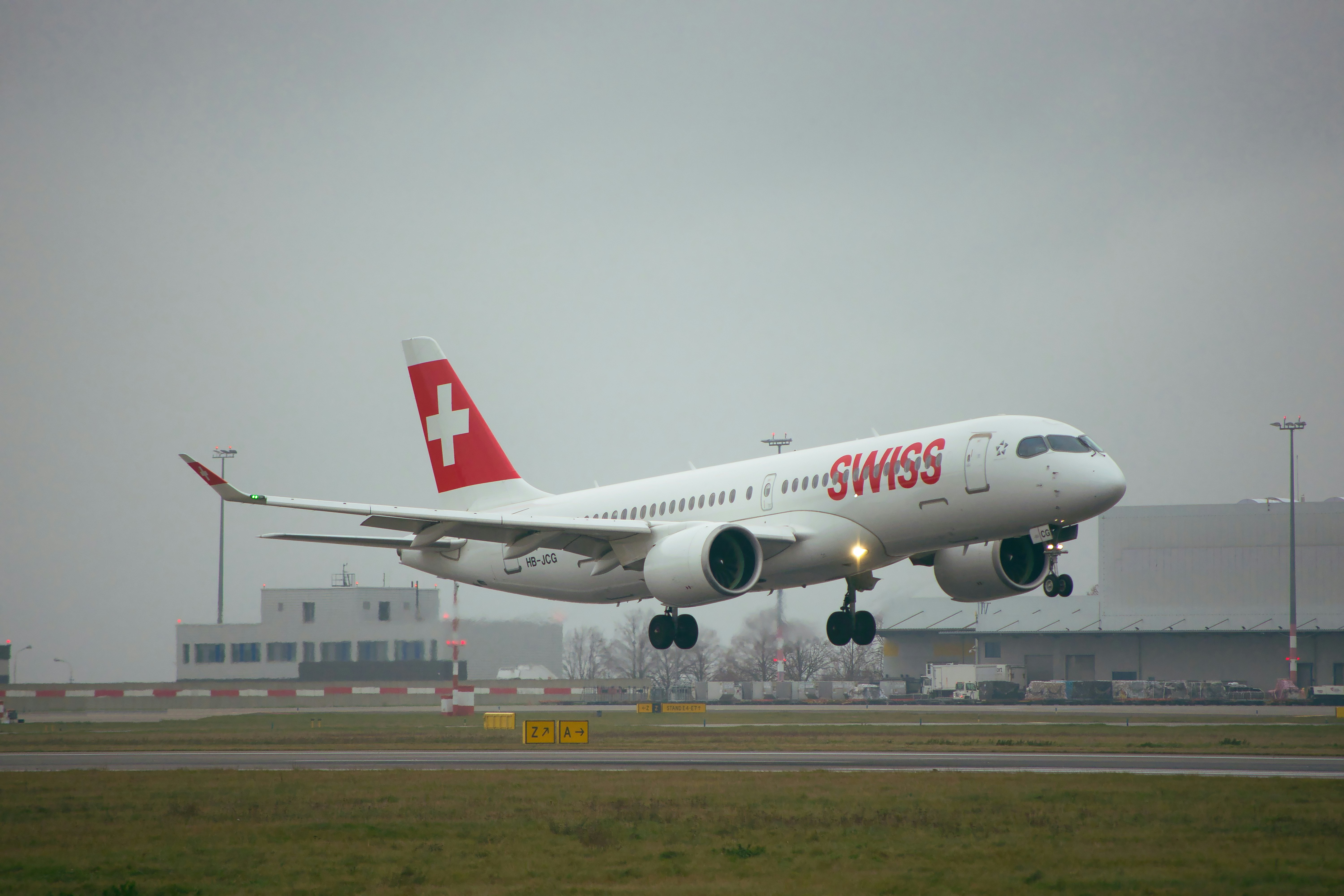 空港の滑走路から離陸する大型ジェット旅客機